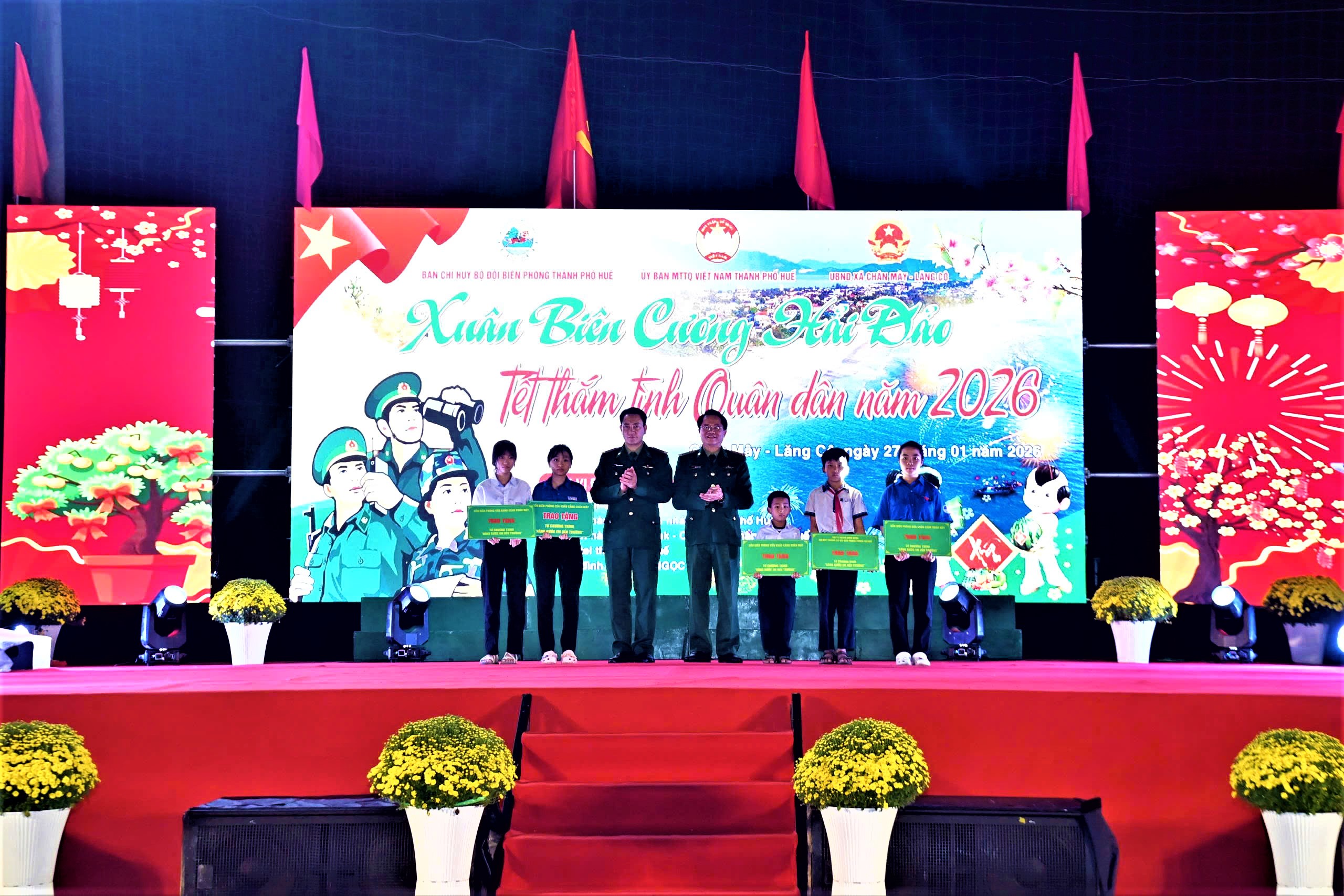 Huế: Tết thắm tình quân dân, xuân biên cương hải đảo- Ảnh 4. Huế: Tết thắm tình quân dân, xuân biên cương hải đảo- Ảnh 4.