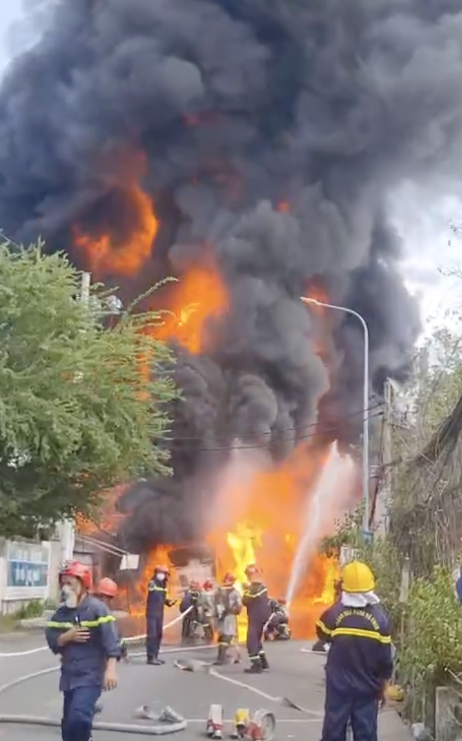 TP.HCM: Ch&aacute;y xe bồn chở xăng ở Nh&agrave; B&egrave;, cột kh&oacute;i cao h&agrave;ng chục m&eacute;t- Ảnh 1.