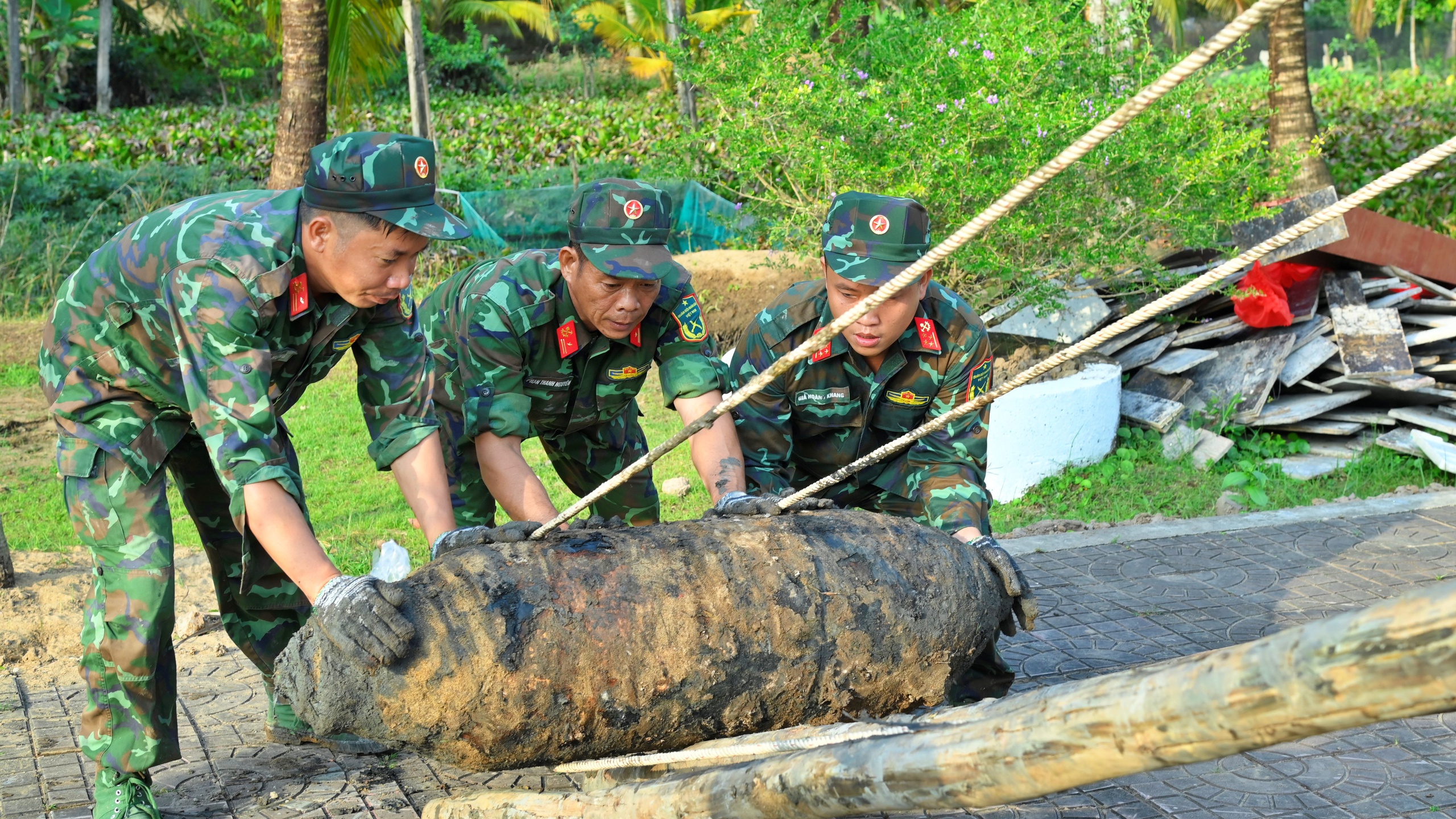 Cà Mau: Bàn giao gần 1,5 tấn bom cho Lữ đoàn Công binh 25 hủy nổ- Ảnh 1. Cà Mau: Bàn giao gần 1,5 tấn bom cho Lữ đoàn Công binh 25 hủy nổ- Ảnh 1.