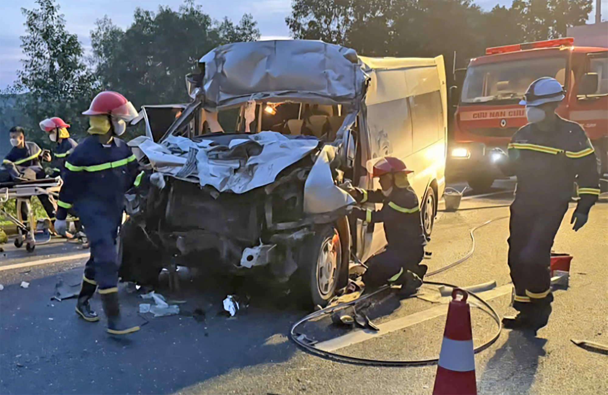 Xử l&yacute; t&agrave;i xế nghiện cầm v&ocirc; lăng- Ảnh 2.