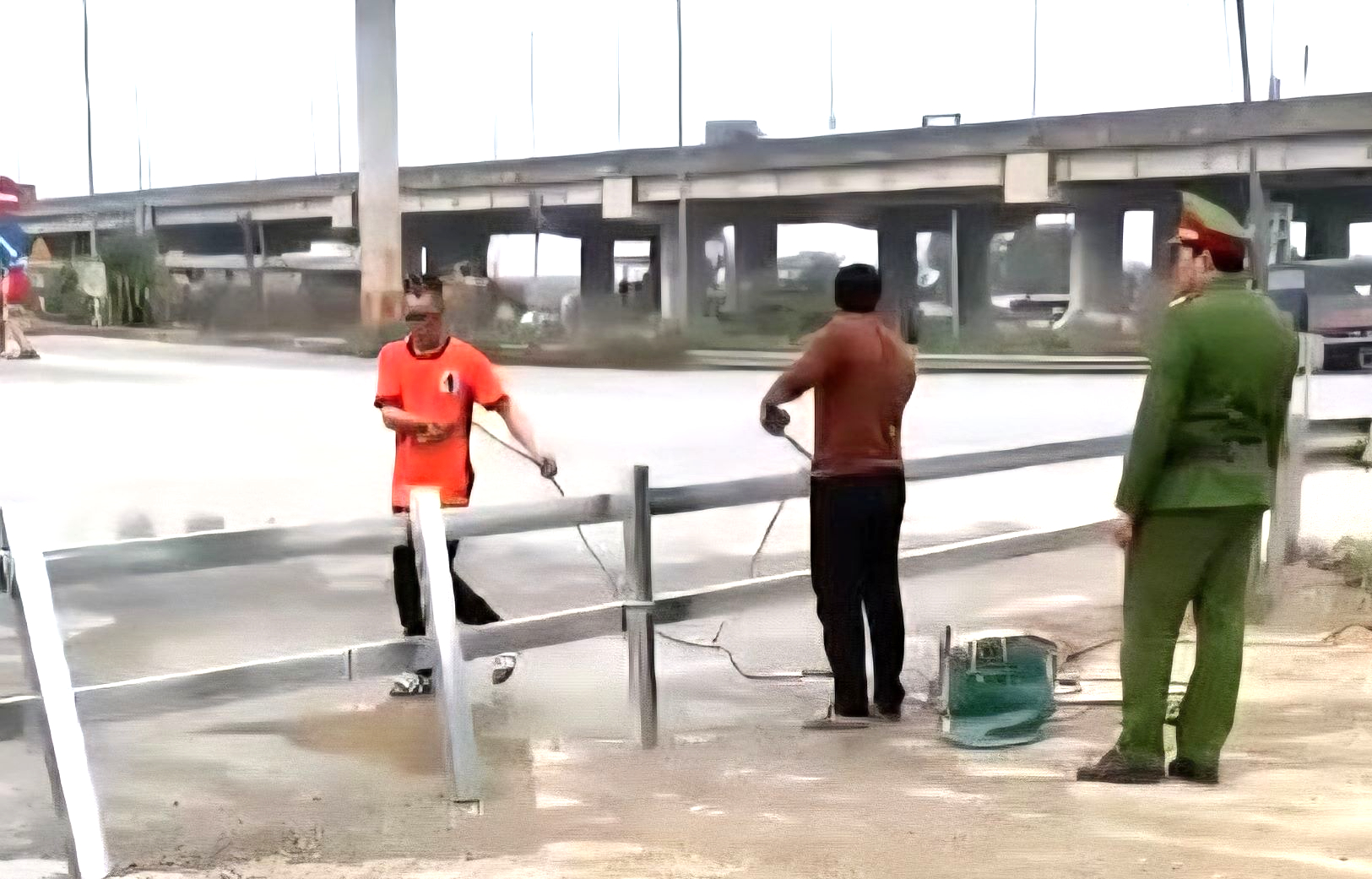 Ninh B&igrave;nh: Đ&oacute;ng lối đi tự mở qua đường sắt, ngăn nguy cơ tai nạn t&agrave;u hỏa- Ảnh 1.