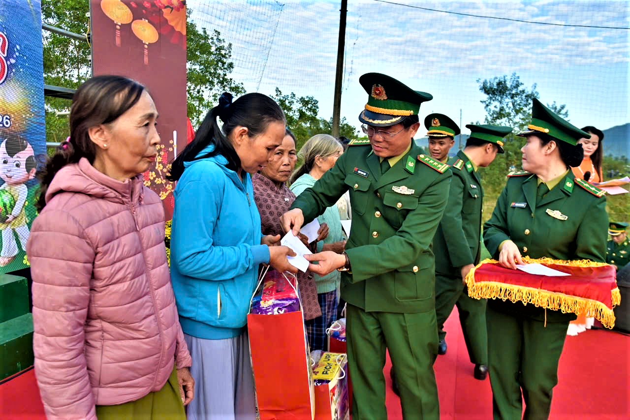 Huế: Tết thắm tình quân dân, xuân biên cương hải đảo- Ảnh 1. Huế: Tết thắm tình quân dân, xuân biên cương hải đảo- Ảnh 1.