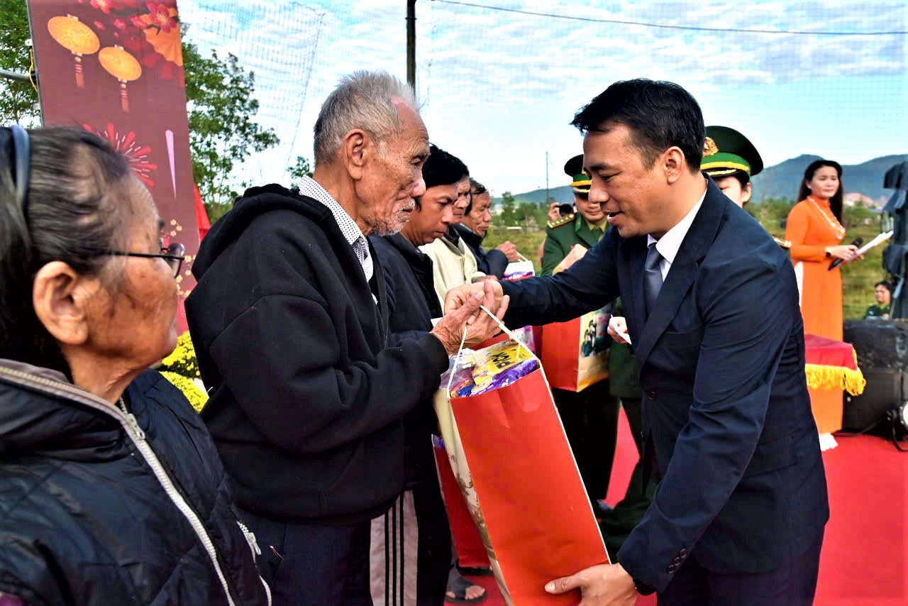 Huế: Tết thắm tình quân dân, xuân biên cương hải đảo- Ảnh 3. Huế: Tết thắm tình quân dân, xuân biên cương hải đảo- Ảnh 3.