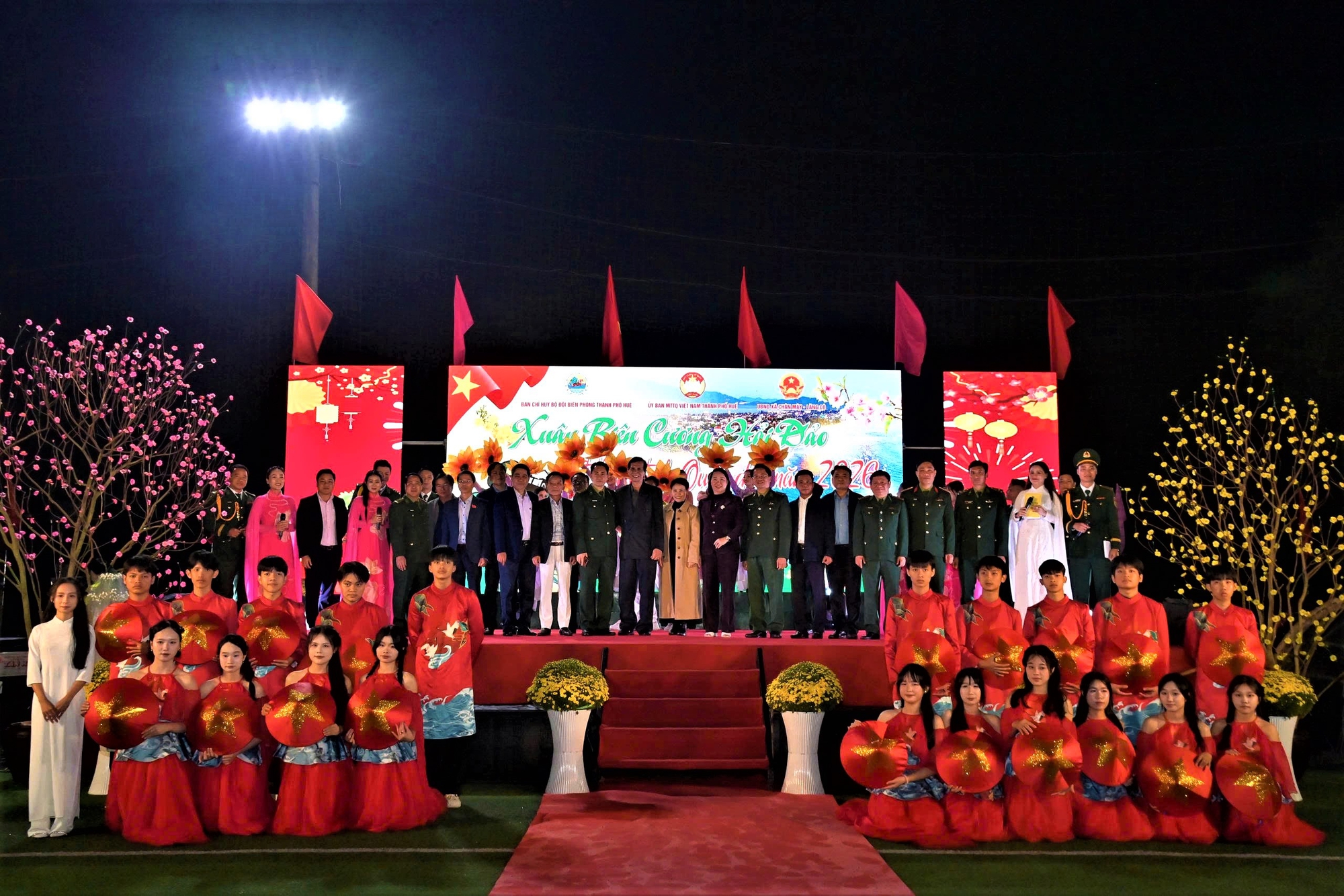 Huế: Tết thắm tình quân dân, xuân biên cương hải đảo- Ảnh 9. Huế: Tết thắm tình quân dân, xuân biên cương hải đảo- Ảnh 9.