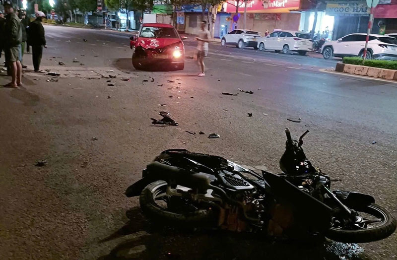 Hiện trường vụ tai nạn khiến 2 anh em thương vong - Ảnh: Văn Quyền. Hiện trường vụ tai nạn khiến 2 anh em thương vong - Ảnh: Văn Quyền.