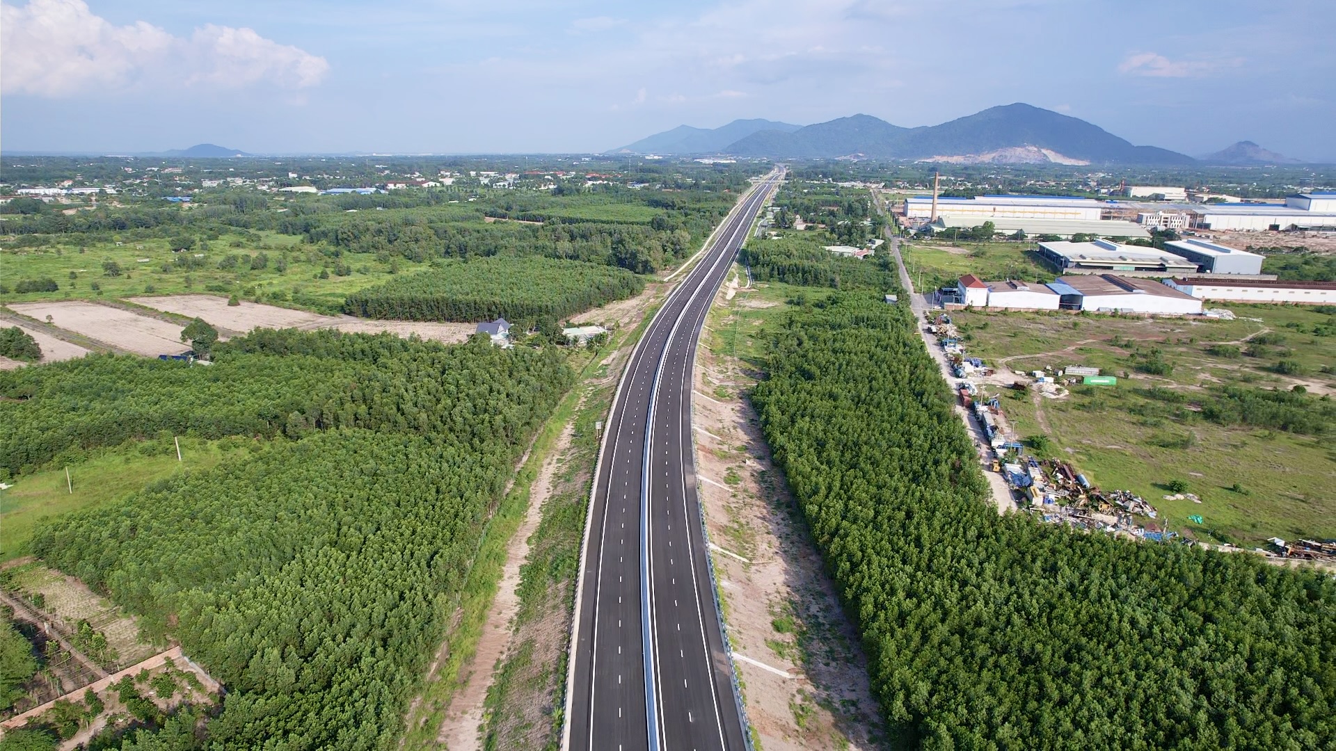 Cận cảnh đoạn cao tốc Biên Hòa - Vũng Tàu sẵn sàng khai thác trước Tết Bính Ngọ- Ảnh 4. Cận cảnh đoạn cao tốc Biên Hòa - Vũng Tàu sẵn sàng khai thác trước Tết Bính Ngọ- Ảnh 4.
