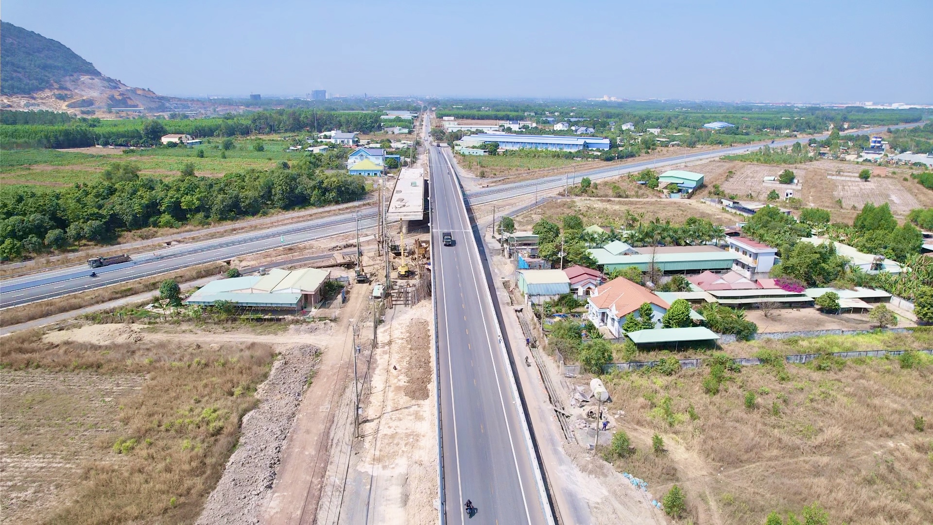 Cận cảnh đoạn cao tốc Biên Hòa - Vũng Tàu sẵn sàng khai thác trước Tết Bính Ngọ- Ảnh 3. Cận cảnh đoạn cao tốc Biên Hòa - Vũng Tàu sẵn sàng khai thác trước Tết Bính Ngọ- Ảnh 3.