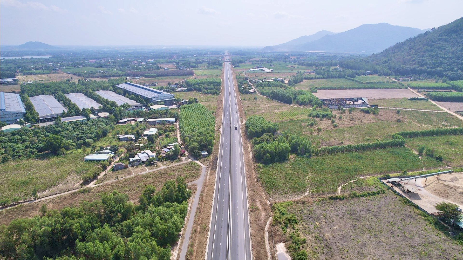 Cận cảnh đoạn cao tốc Biên Hòa - Vũng Tàu sẵn sàng khai thác trước Tết Bính Ngọ- Ảnh 13. Cận cảnh đoạn cao tốc Biên Hòa - Vũng Tàu sẵn sàng khai thác trước Tết Bính Ngọ- Ảnh 13.