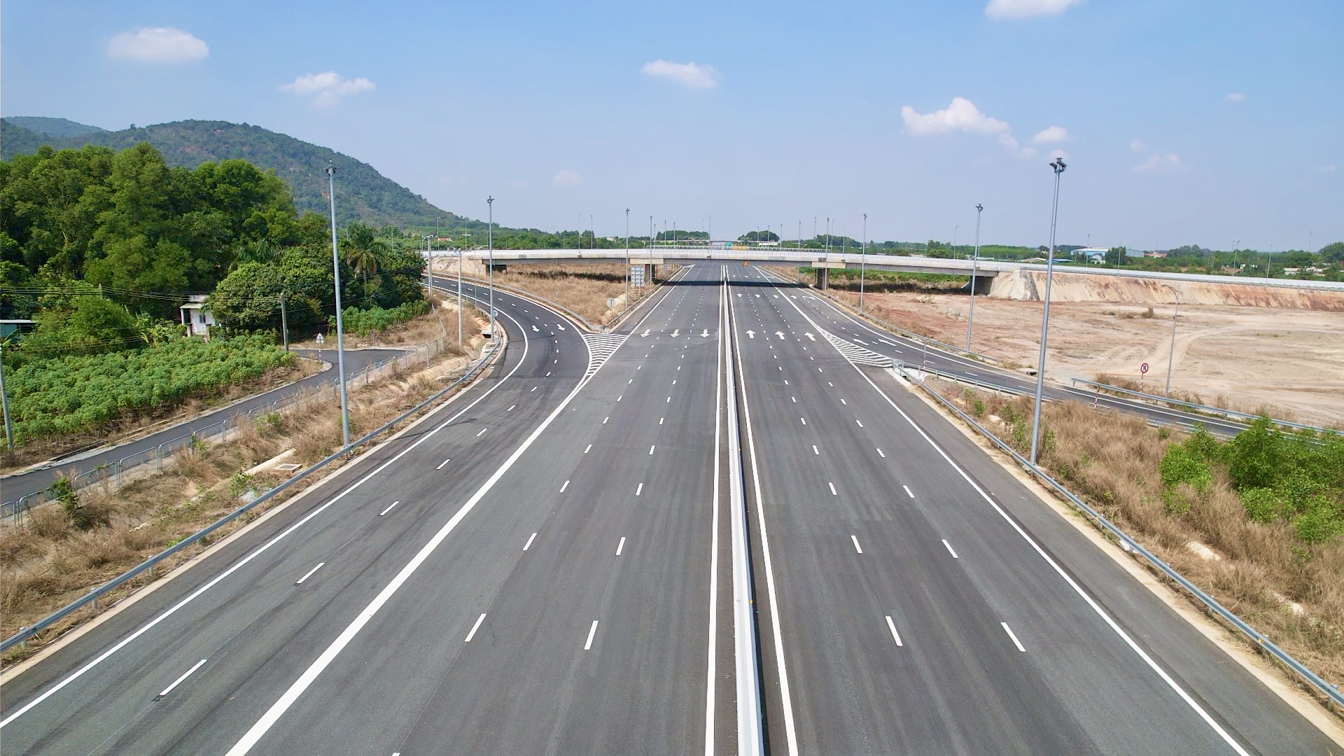 Cận cảnh đoạn cao tốc Biên Hòa - Vũng Tàu sẵn sàng khai thác trước Tết Bính Ngọ- Ảnh 8. Cận cảnh đoạn cao tốc Biên Hòa - Vũng Tàu sẵn sàng khai thác trước Tết Bính Ngọ- Ảnh 8.