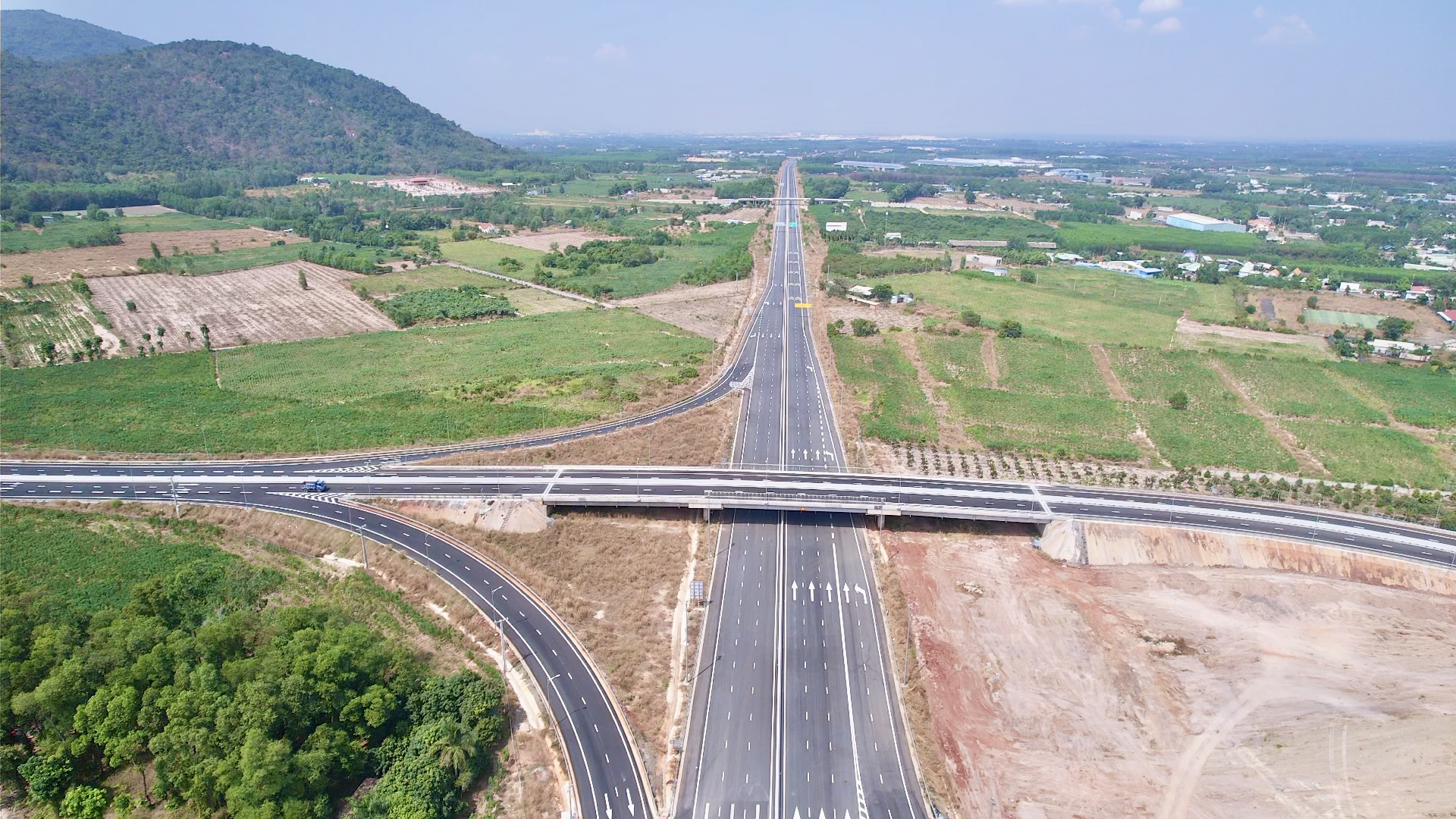 Cận cảnh đoạn cao tốc Biên Hòa - Vũng Tàu sẵn sàng khai thác trước Tết Bính Ngọ- Ảnh 2. Cận cảnh đoạn cao tốc Biên Hòa - Vũng Tàu sẵn sàng khai thác trước Tết Bính Ngọ- Ảnh 2.