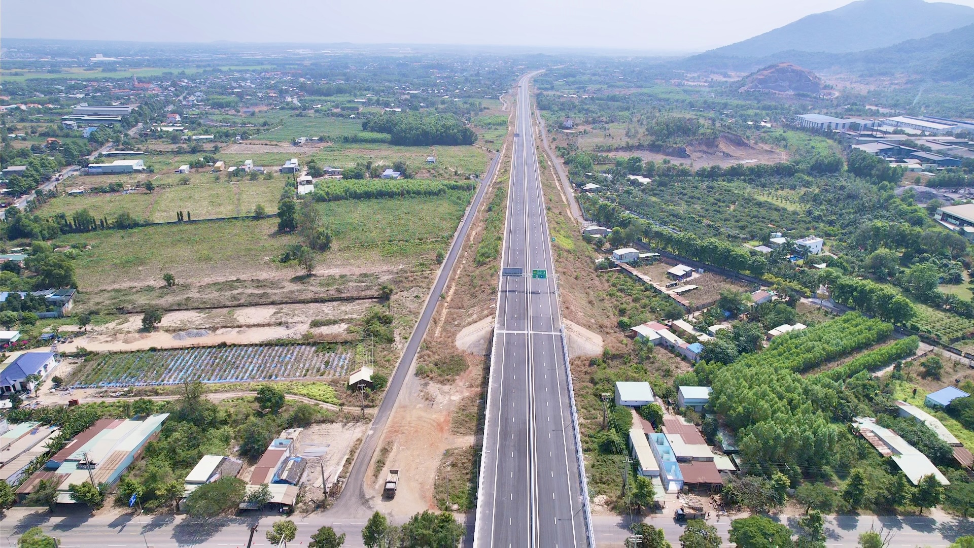 Cận cảnh đoạn cao tốc Biên Hòa - Vũng Tàu sẵn sàng khai thác trước Tết Bính Ngọ- Ảnh 16. Cận cảnh đoạn cao tốc Biên Hòa - Vũng Tàu sẵn sàng khai thác trước Tết Bính Ngọ- Ảnh 16.