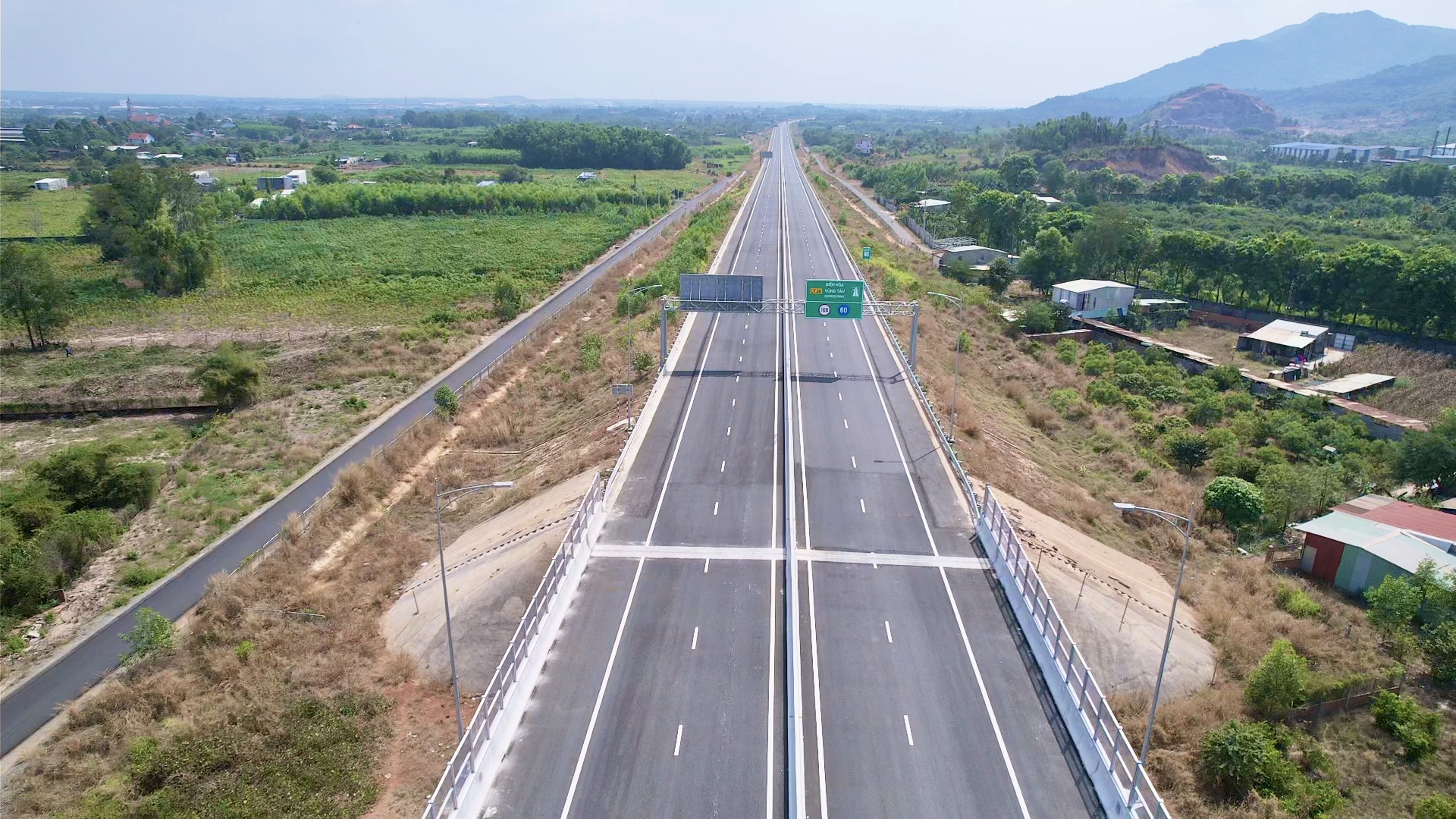 Cận cảnh đoạn cao tốc Biên Hòa - Vũng Tàu sẵn sàng khai thác trước Tết Bính Ngọ- Ảnh 1. Cận cảnh đoạn cao tốc Biên Hòa - Vũng Tàu sẵn sàng khai thác trước Tết Bính Ngọ- Ảnh 1.