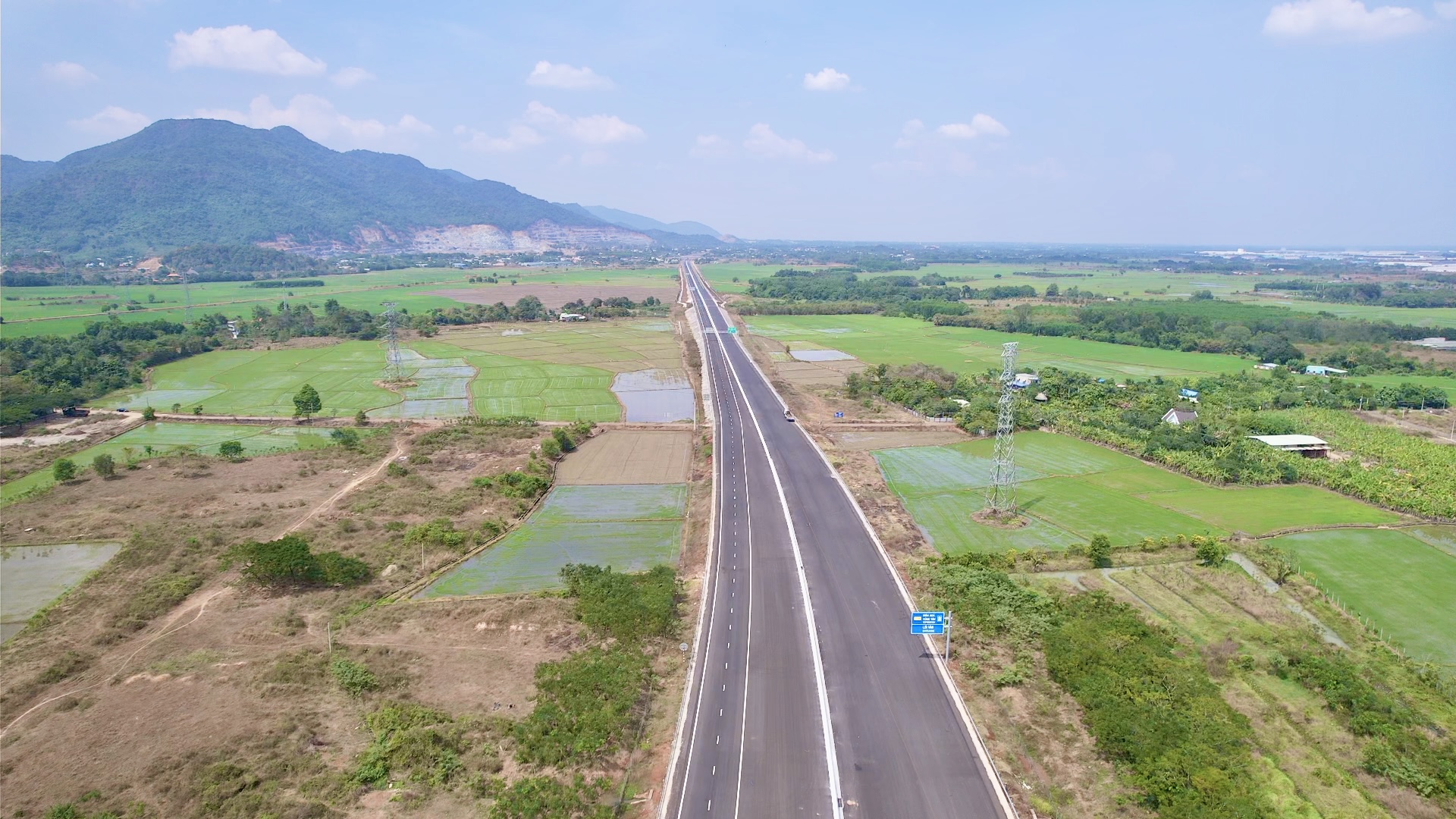 Cận cảnh đoạn cao tốc Biên Hòa - Vũng Tàu sẵn sàng khai thác trước Tết Bính Ngọ- Ảnh 9. Cận cảnh đoạn cao tốc Biên Hòa - Vũng Tàu sẵn sàng khai thác trước Tết Bính Ngọ- Ảnh 9.