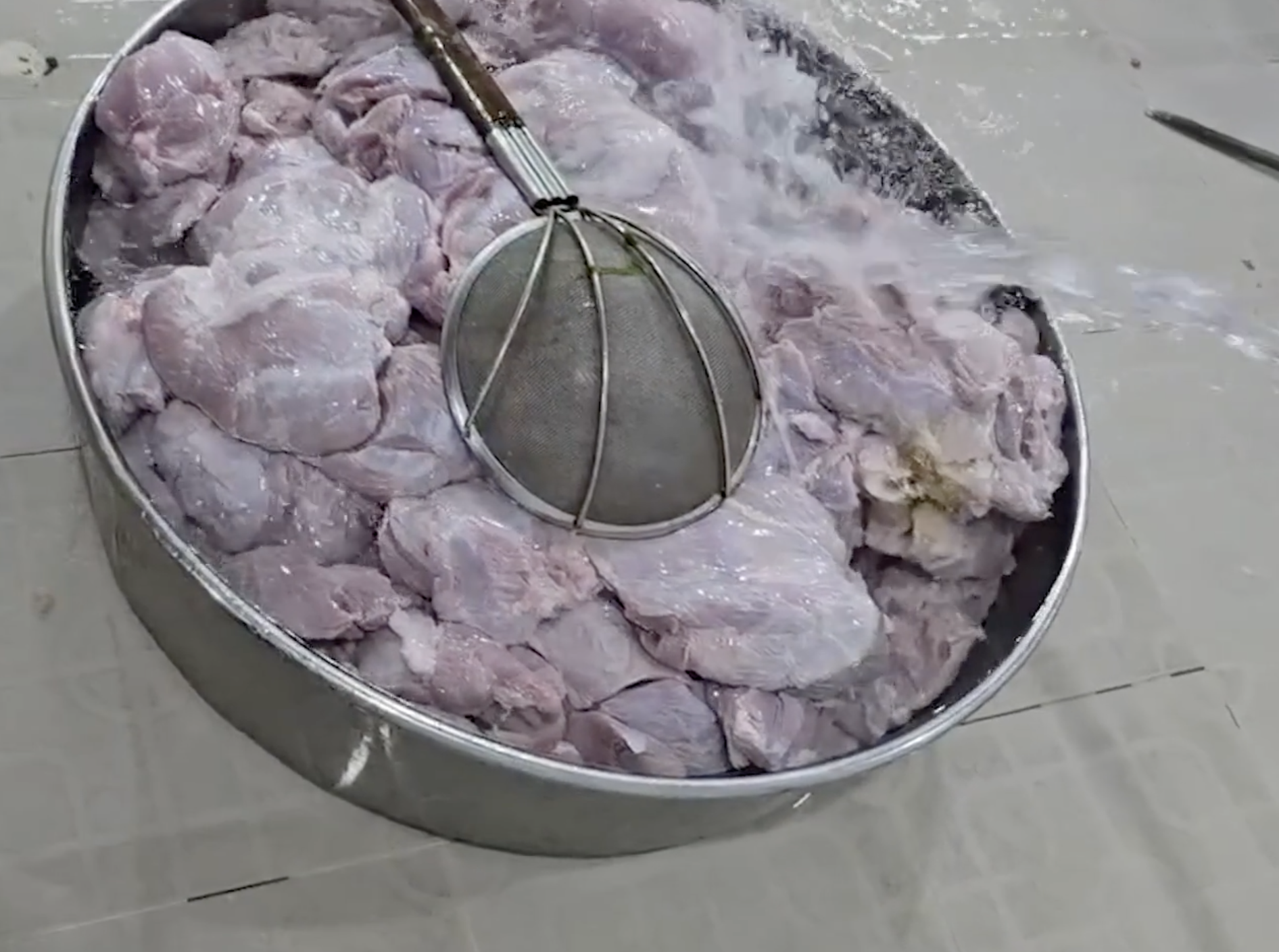 C&ocirc;ng ty nghi đưa thịt hết hạn v&agrave;o trường học ở TP.HCM từng bị kiểm tra- Ảnh 2.