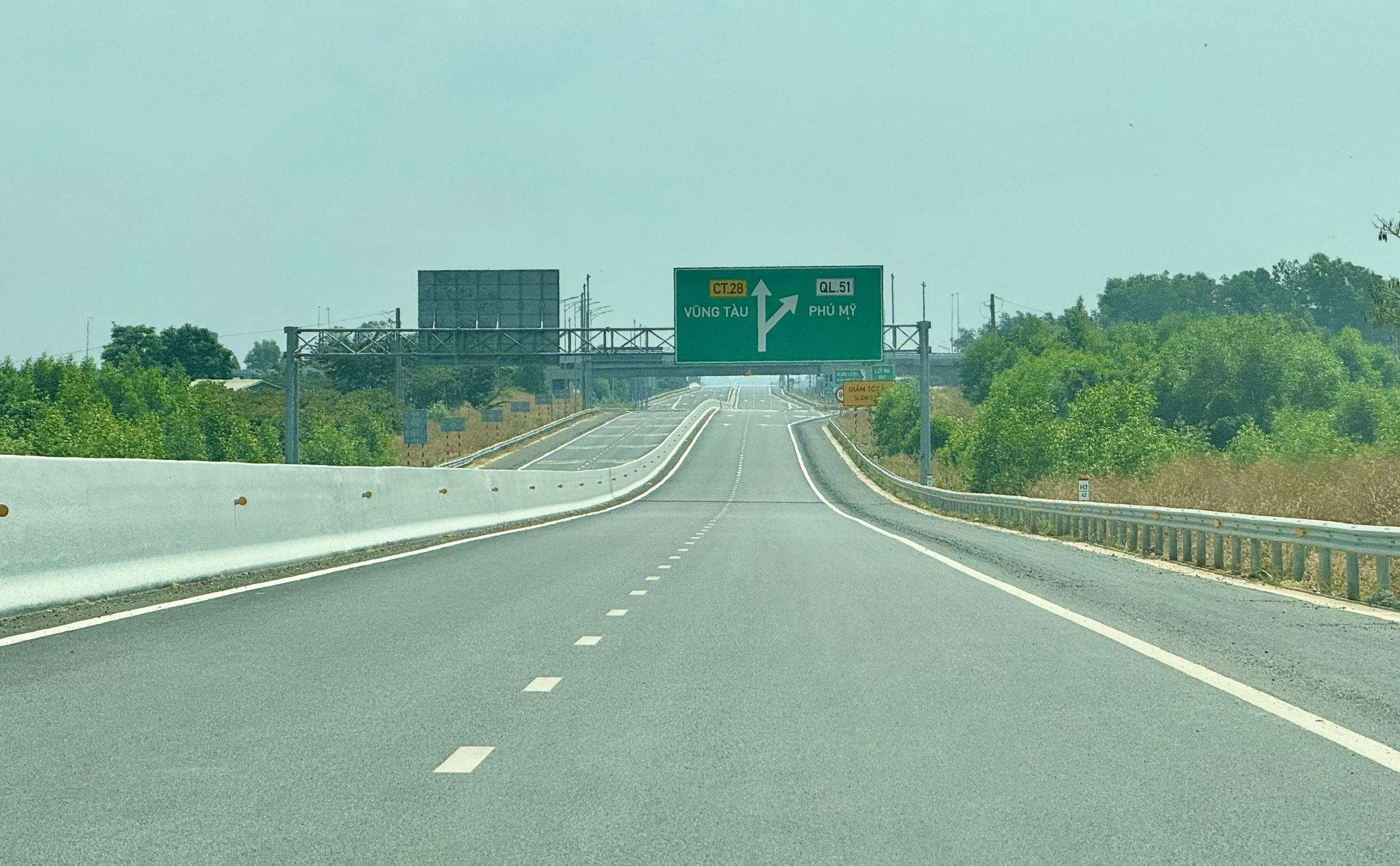 Cận cảnh đoạn cao tốc Biên Hòa - Vũng Tàu sẵn sàng khai thác trước Tết Bính Ngọ- Ảnh 5. Cận cảnh đoạn cao tốc Biên Hòa - Vũng Tàu sẵn sàng khai thác trước Tết Bính Ngọ- Ảnh 5.