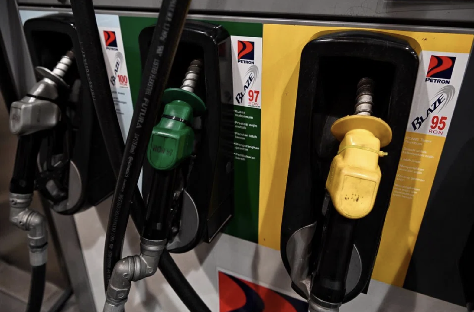 V&igrave; sao Malaysia đề xuất xử phạt chủ phương tiện đăng k&yacute; nước ngo&agrave;i mua xăng RON95?- Ảnh 1.