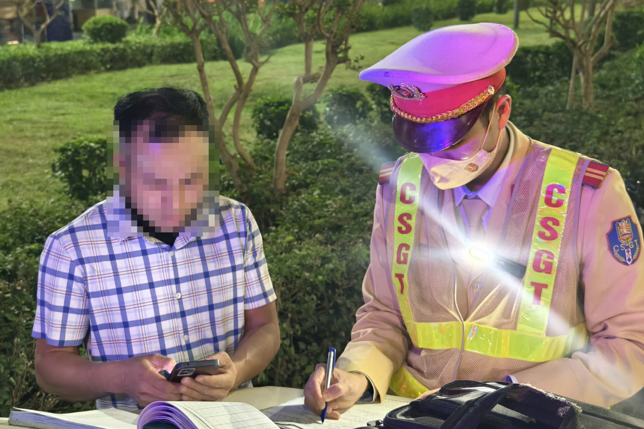 Cảnh s&aacute;t xử l&yacute; loạt xe tải "độ" đ&egrave;n, bấm c&ograve;i hơi n&aacute;o loạn đường phố H&agrave; Nội- Ảnh 10.