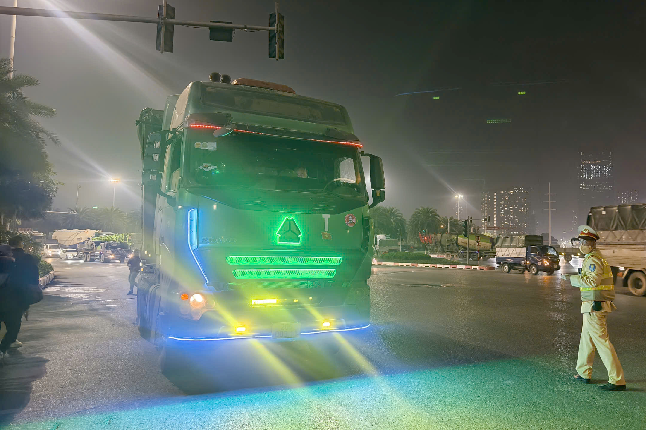 Cảnh s&aacute;t xử l&yacute; loạt xe tải "độ" đ&egrave;n, bấm c&ograve;i hơi n&aacute;o loạn đường phố H&agrave; Nội- Ảnh 8.