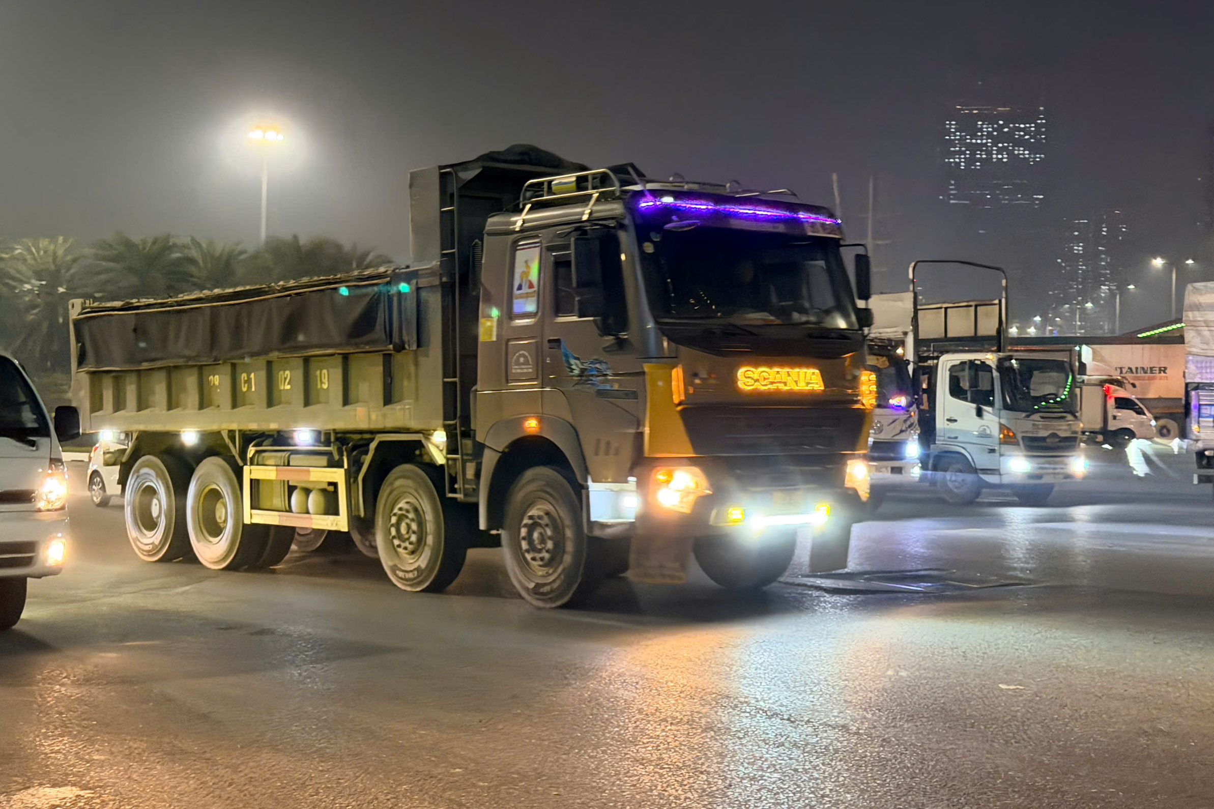 Cảnh s&aacute;t xử l&yacute; loạt xe tải "độ" đ&egrave;n, bấm c&ograve;i hơi n&aacute;o loạn đường phố H&agrave; Nội- Ảnh 5.