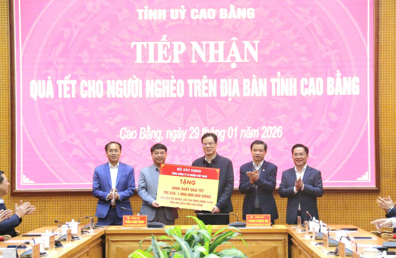 Bộ trưởng Trần Hồng Minh trao qu&agrave; Tết cho người ngh&egrave;o tỉnh Cao Bằng- Ảnh 3.