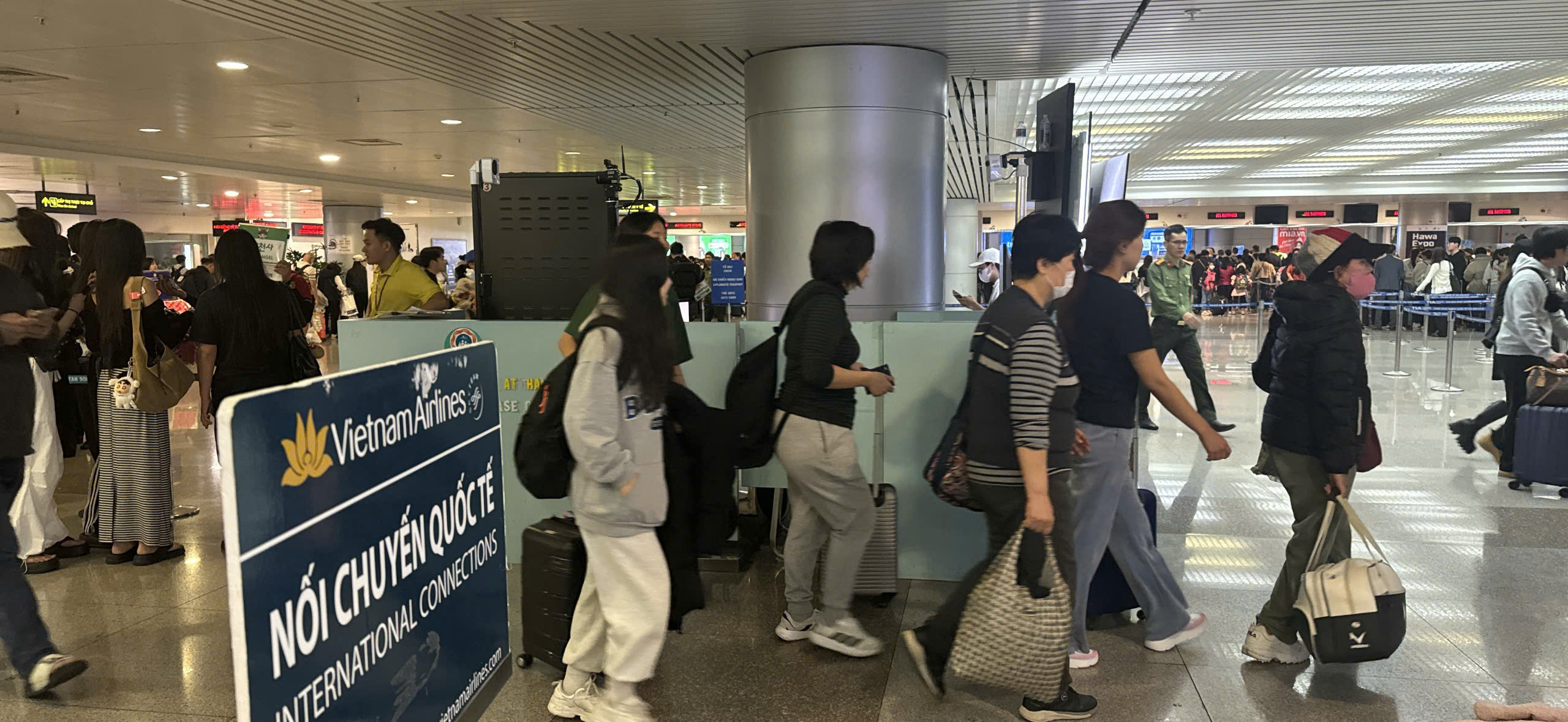 Sân bay Tân Sơn Nhất tăng cường phòng, chống dịch Nipah, siết kiểm soát y tế hành khách- Ảnh 1. Sân bay Tân Sơn Nhất tăng cường phòng, chống dịch Nipah, siết kiểm soát y tế hành khách- Ảnh 1.