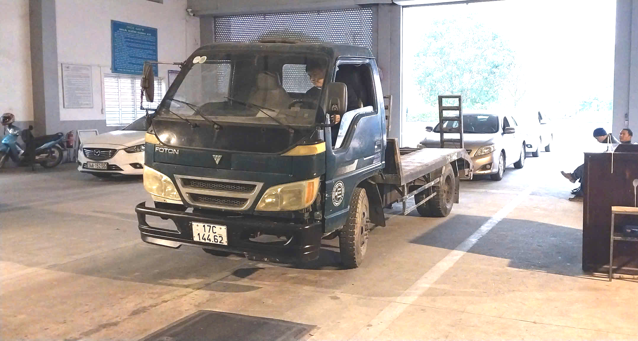 Chủ xe phấn khởi v&igrave; &ocirc; t&ocirc; được đăng kiểm ngay trong dịp nghỉ Tết dương lịch- Ảnh 4.