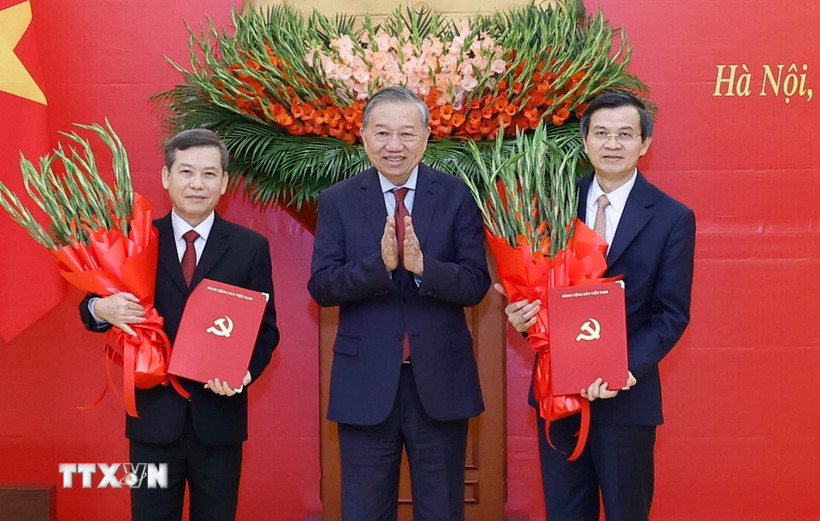 Tổng B&iacute; thư T&ocirc; L&acirc;m trao Quyết định của Bộ Ch&iacute;nh trị ph&acirc;n c&ocirc;ng, bổ nhiệm c&aacute;n bộ- Ảnh 1.