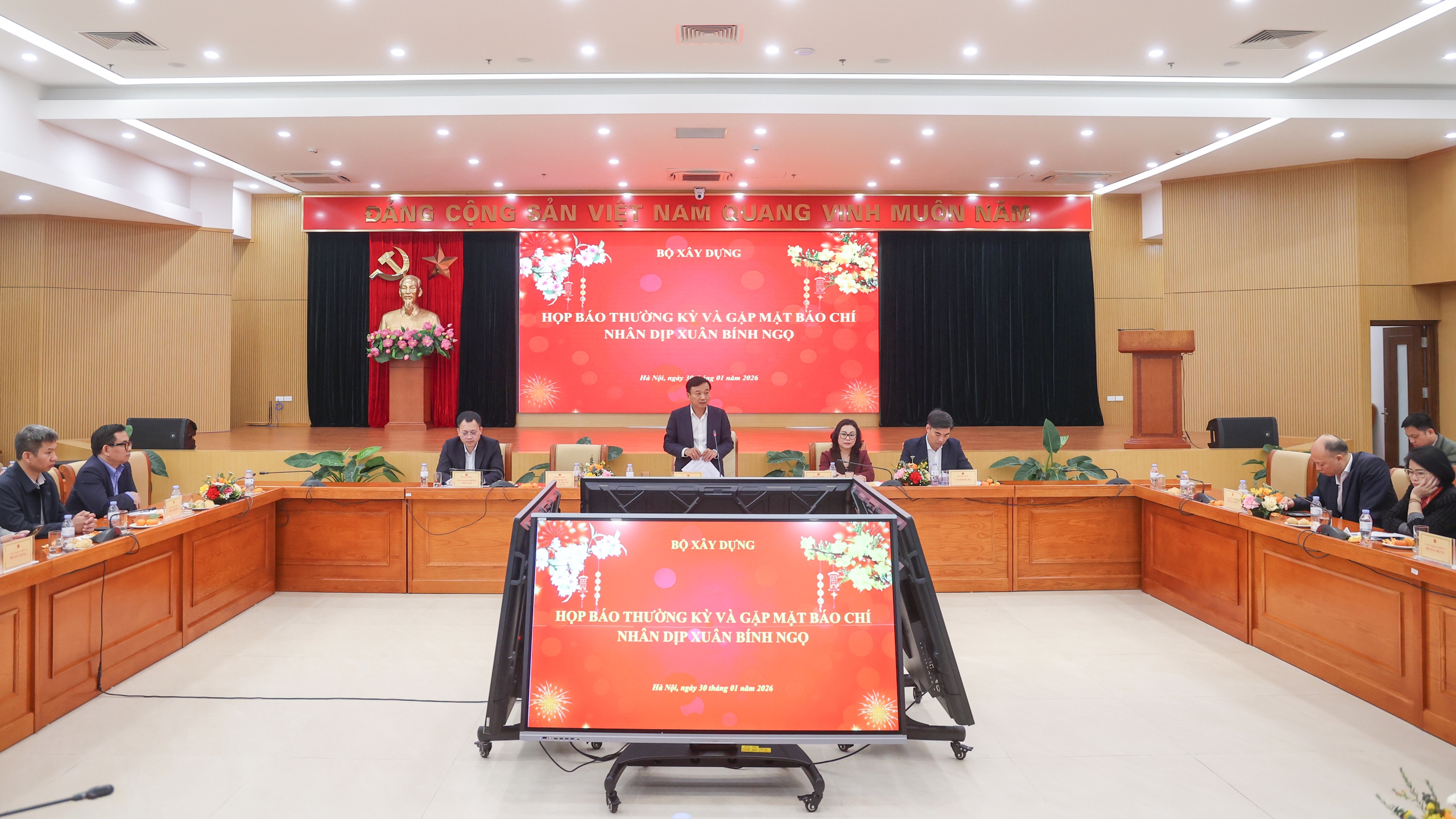 Bộ Xây dựng làm rõ nhiều vấn đề "nóng" về đường sắt tốc độ cao, thị trường bất động sản- Ảnh 2. Bộ Xây dựng làm rõ nhiều vấn đề "nóng" về đường sắt tốc độ cao, thị trường bất động sản- Ảnh 2.