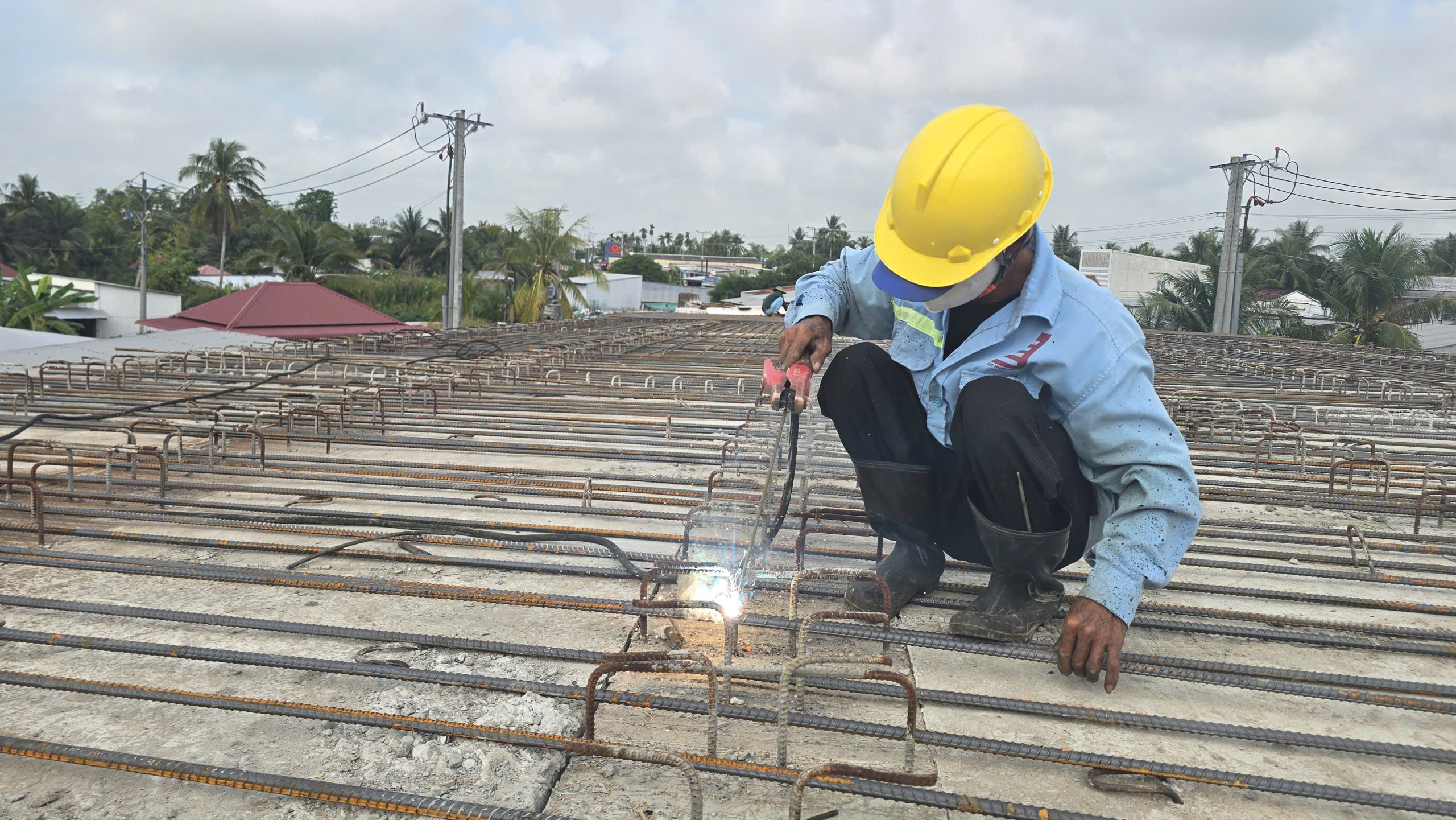 Tiến độ đạt 60% nhưng cầu Thới Lai ở Cần Thơ vẫn bị &aacute;ch tắc ở mặt bằng hai đầu đường dẫn- Ảnh 5.