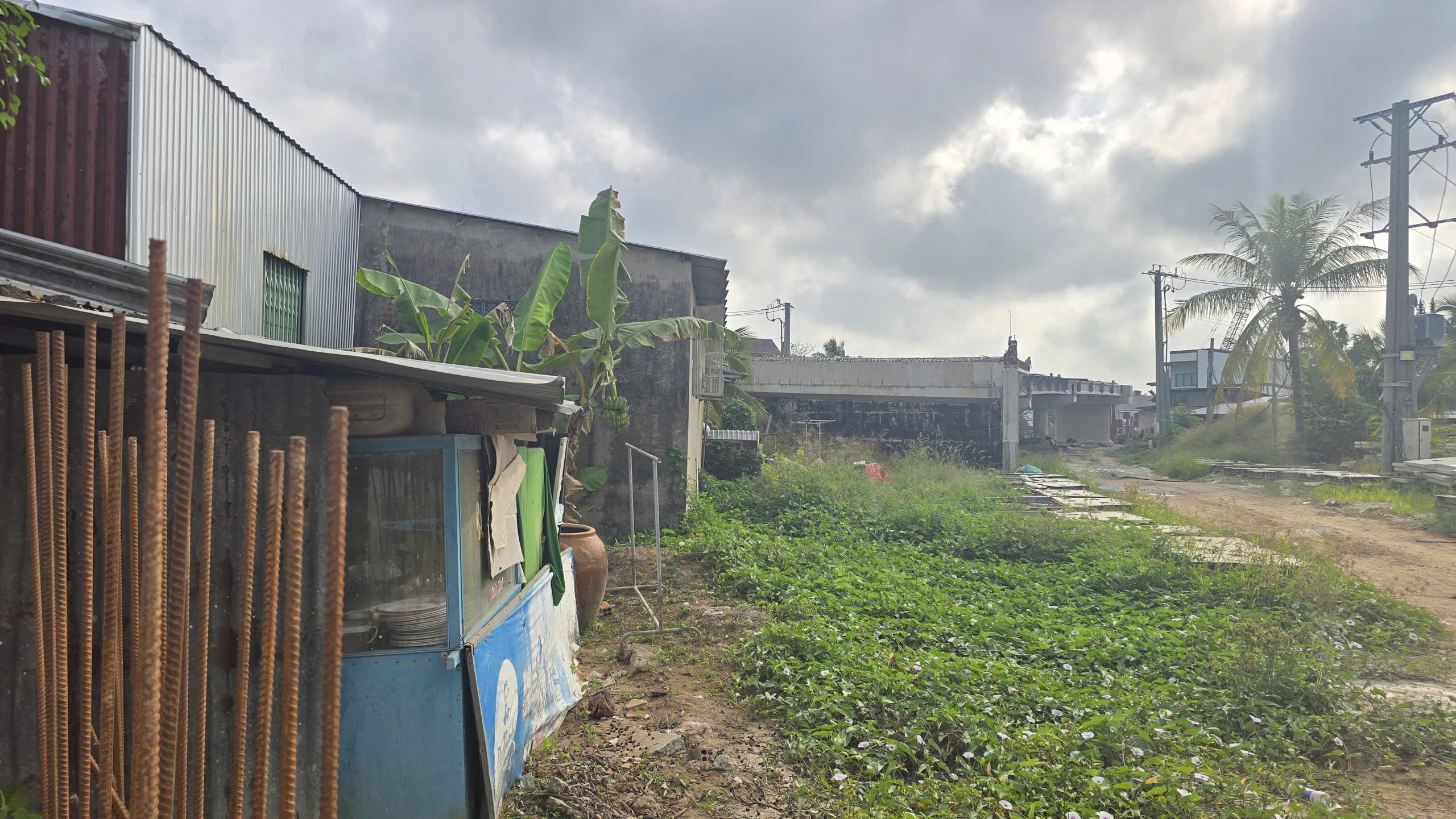 Tiến độ đạt 60% nhưng cầu Thới Lai ở Cần Thơ vẫn bị &aacute;ch tắc ở mặt bằng hai đầu đường dẫn- Ảnh 7.