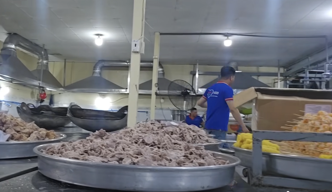 Sở GD&ĐT TP.HCM y&ecirc;u cầu tạm dừng ngay suất ăn học đường bị phản &aacute;nh mất an to&agrave;n- Ảnh 1.