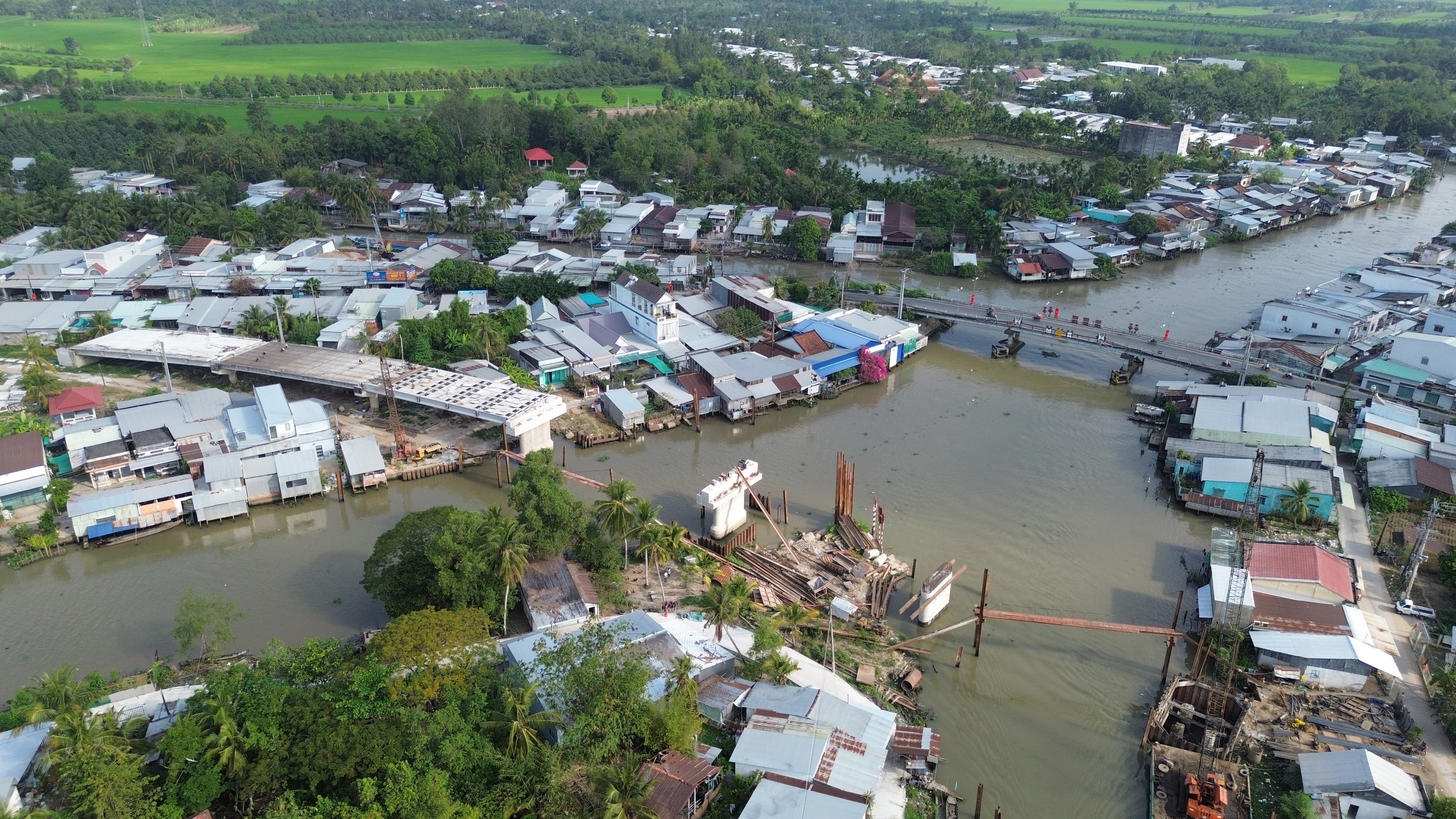 Tiến độ đạt 60% nhưng cầu Thới Lai ở Cần Thơ vẫn bị &aacute;ch tắc ở mặt bằng hai đầu đường dẫn- Ảnh 1.