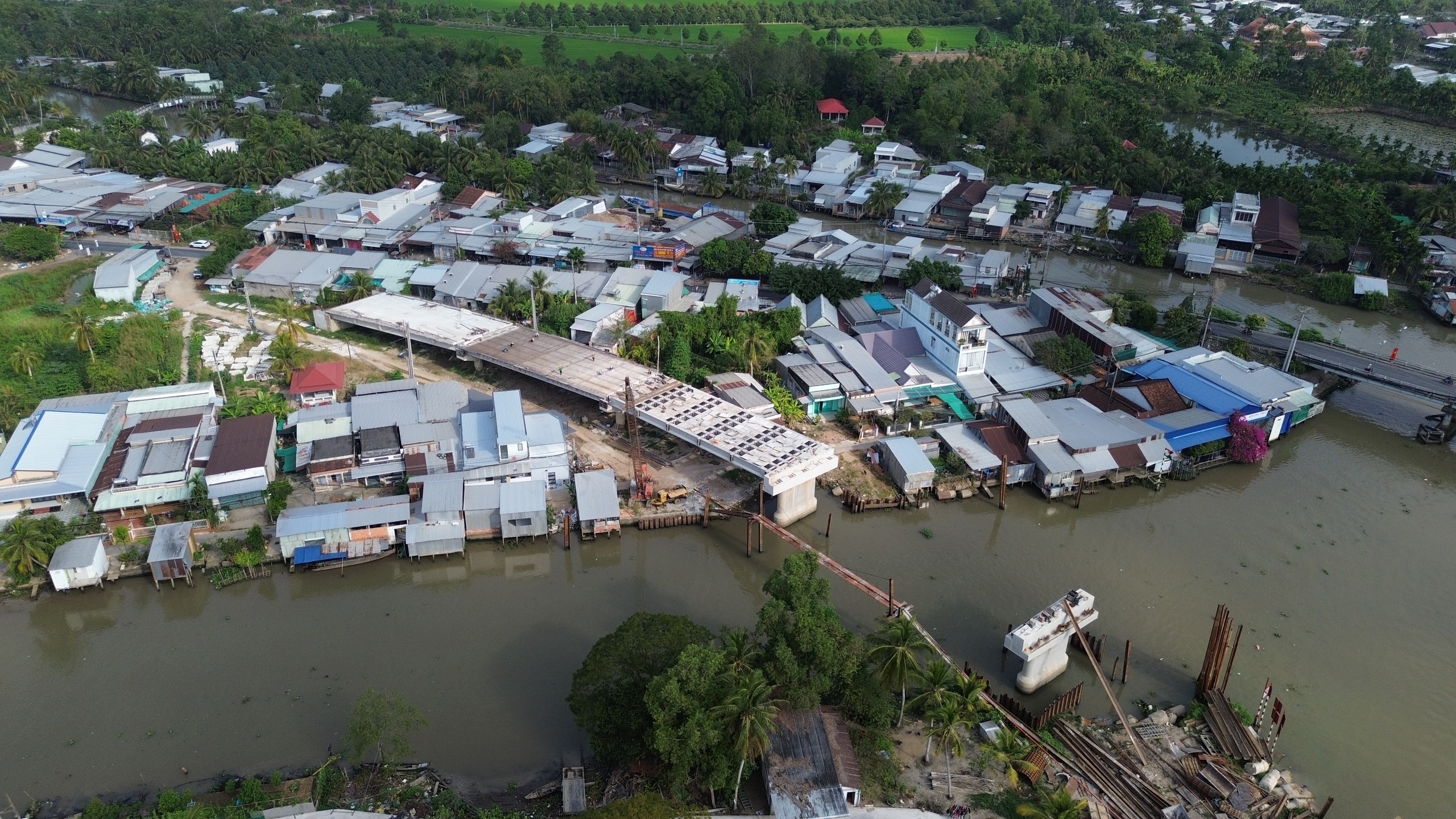 Tiến độ đạt 60% nhưng cầu Thới Lai ở Cần Thơ vẫn bị &aacute;ch tắc ở mặt bằng hai đầu đường dẫn- Ảnh 4.