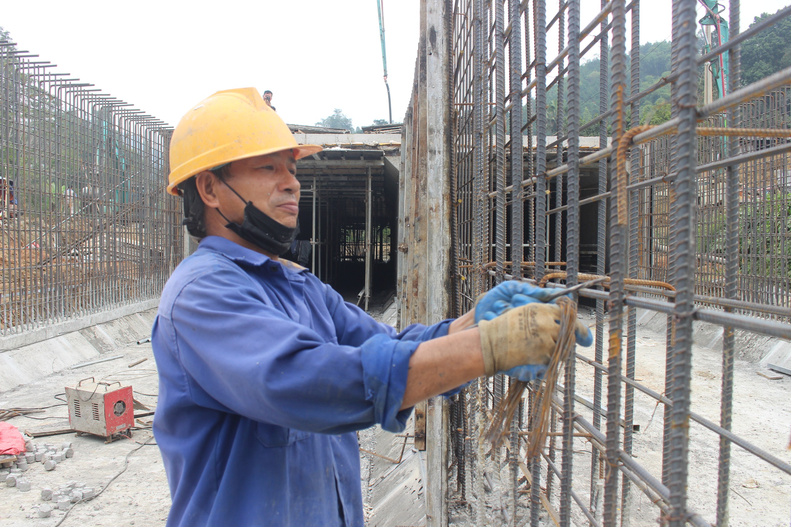 Đẩy nhanh tiến độ thi c&ocirc;ng cao tốc Chợ Mới - Bắc Kạn- Ảnh 15.