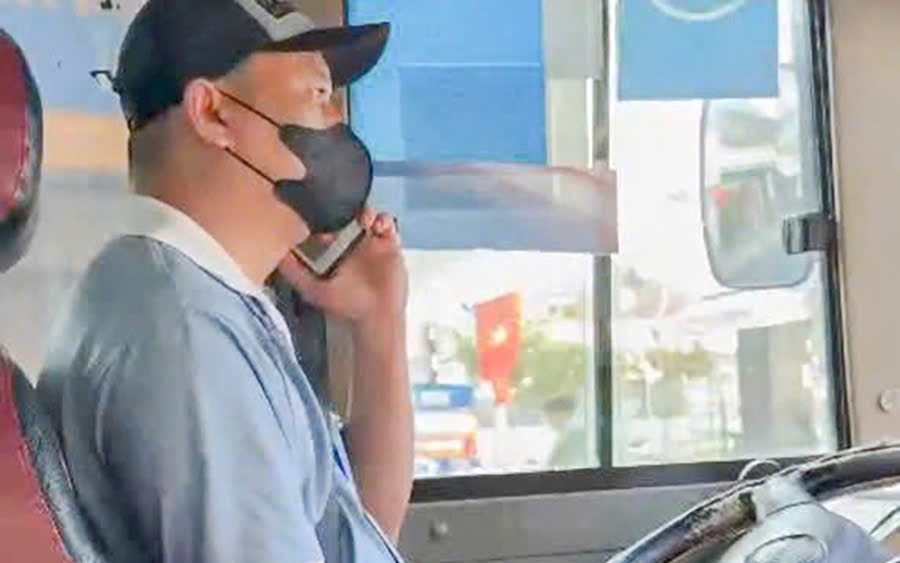 Kh&aacute;nh H&ograve;a: Xử phạt hai t&agrave;i xế xe bu&yacute;t d&ugrave;ng điện thoại khi đang chở kh&aacute;ch