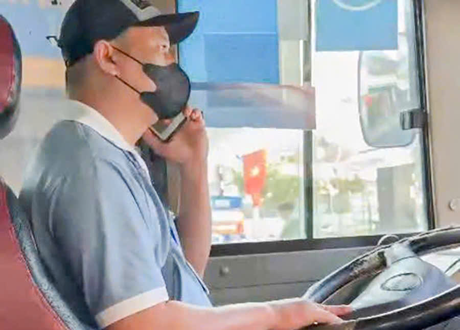 Kh&aacute;nh H&ograve;a: Xử phạt hai t&agrave;i xế xe bu&yacute;t d&ugrave;ng điện thoại khi đang chở kh&aacute;ch- Ảnh 1.