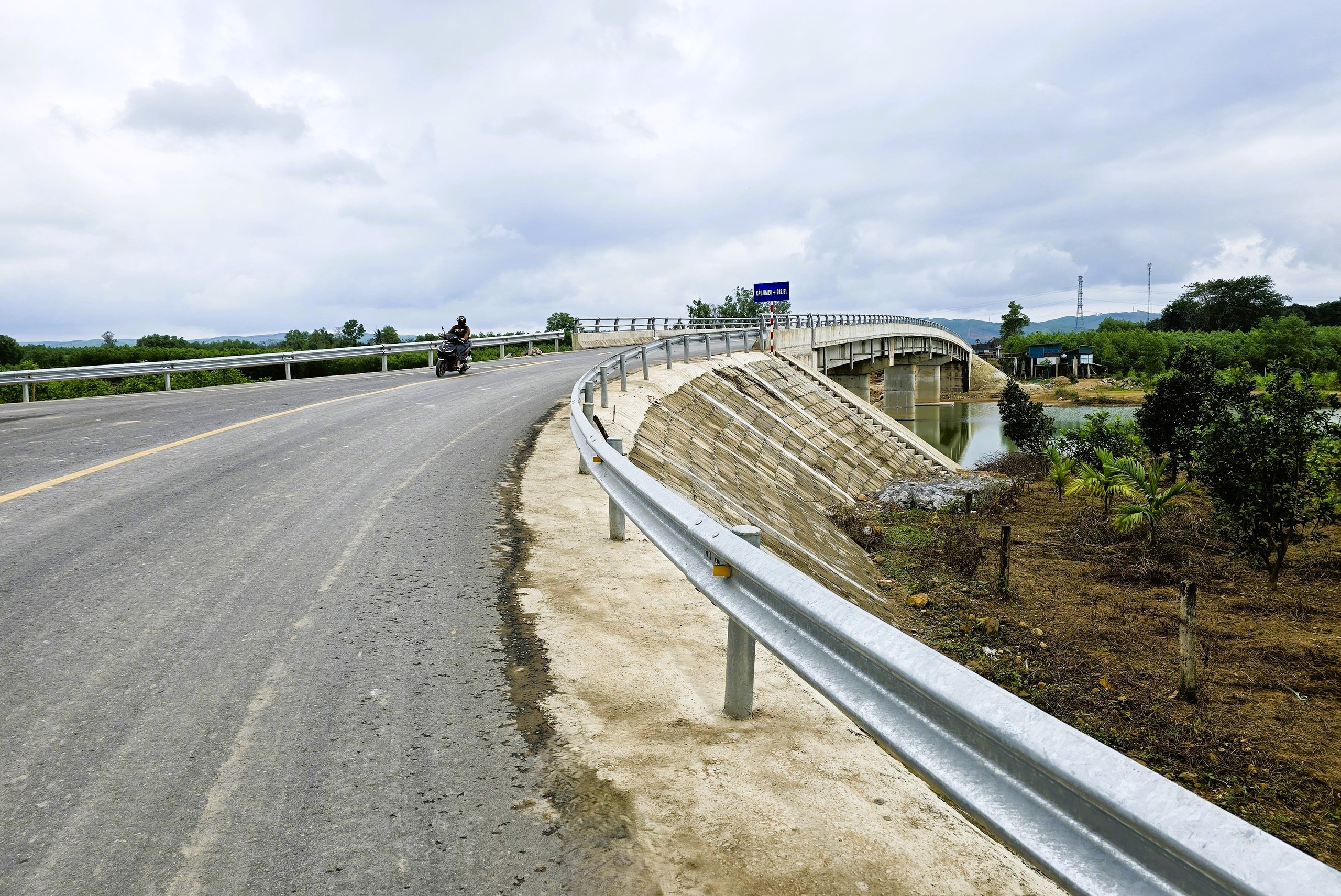 Cận cảnh tuyến đường nối đường Hồ Chí Minh với QL9 ở Quảng Trị sau 4 năm triển khai- Ảnh 3. Cận cảnh tuyến đường nối đường Hồ Chí Minh với QL9 ở Quảng Trị sau 4 năm triển khai- Ảnh 3.