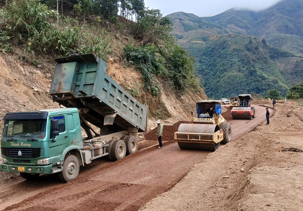 Chạy đua từng ng&agrave;y tr&ecirc;n tuyến đường ngh&igrave;n tỷ nối Nghĩa Lộ - cao tốc Nội B&agrave;i - L&agrave;o Cai- Ảnh 1.