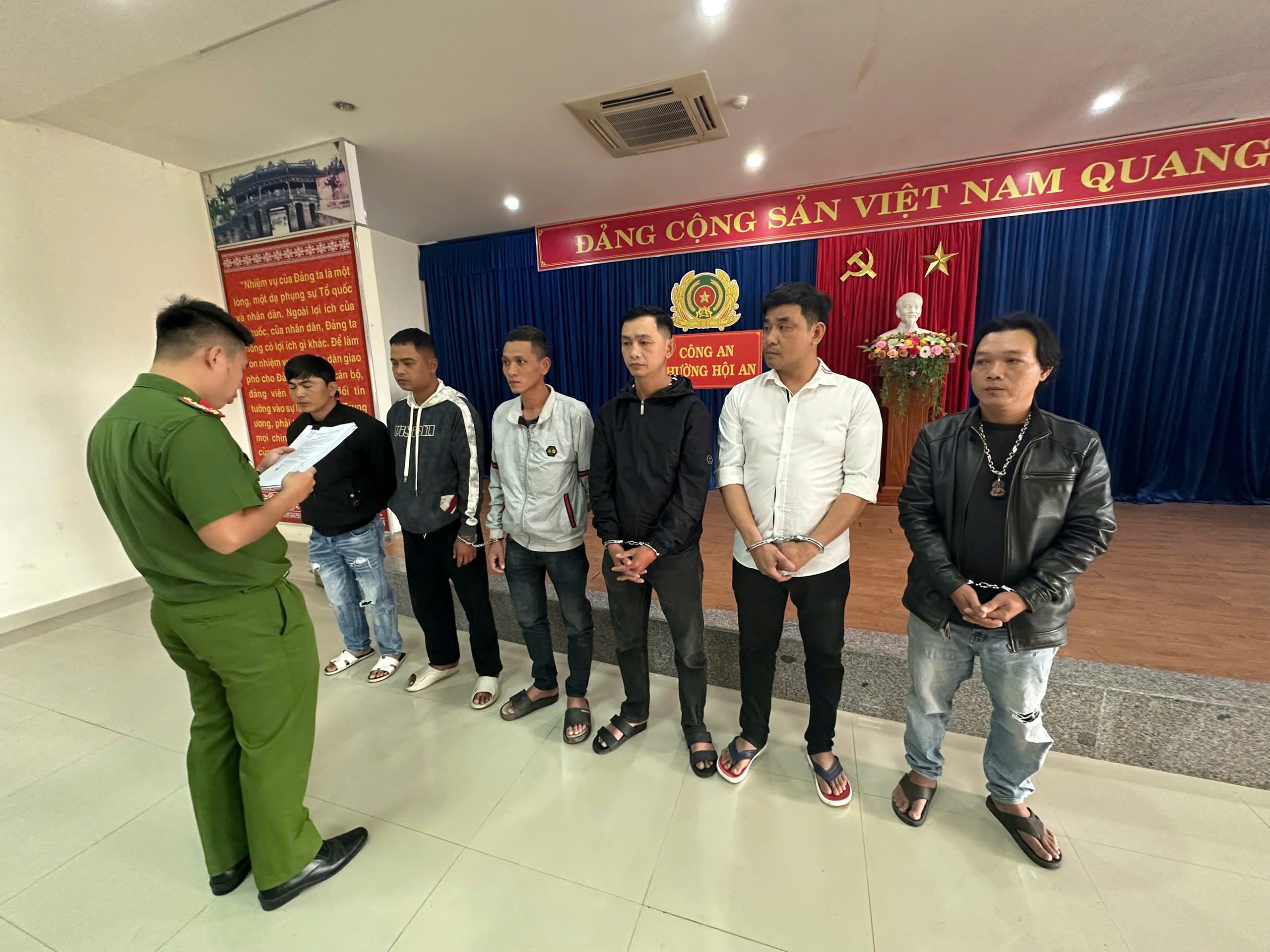 Dùng ly, chén đánh nhau trong tiệc sinh nhật làm khách bị thương, 6 đối tượng bị khởi tố- Ảnh 1. Dùng ly, chén đánh nhau trong tiệc sinh nhật làm khách bị thương, 6 đối tượng bị khởi tố- Ảnh 1.