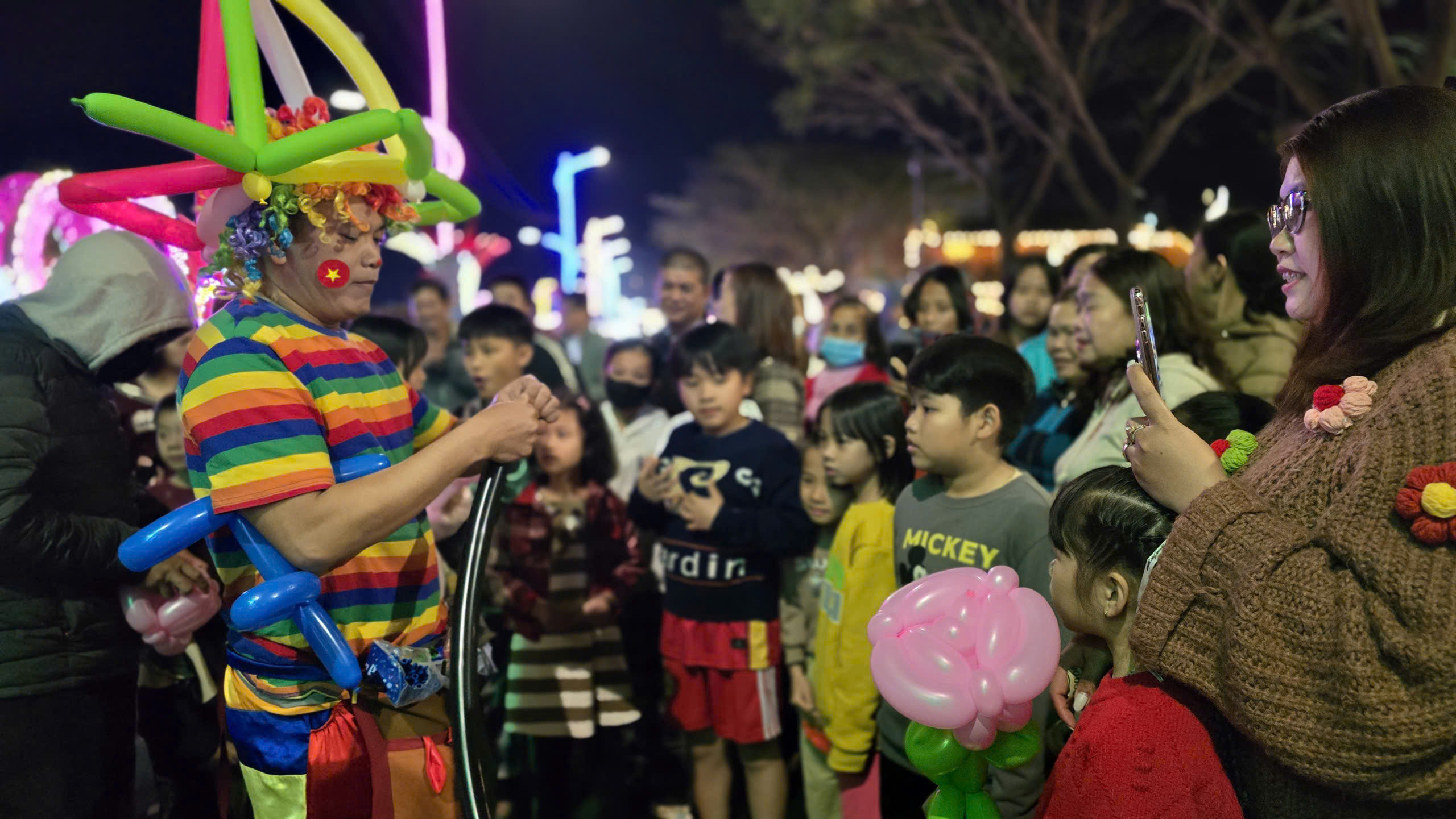 Phố đêm Chợ Nhỏ - mô hình kinh tế đêm lần đầu tổ chức tại Gia Lai- Ảnh 12. Phố đêm Chợ Nhỏ - mô hình kinh tế đêm lần đầu tổ chức tại Gia Lai- Ảnh 12.