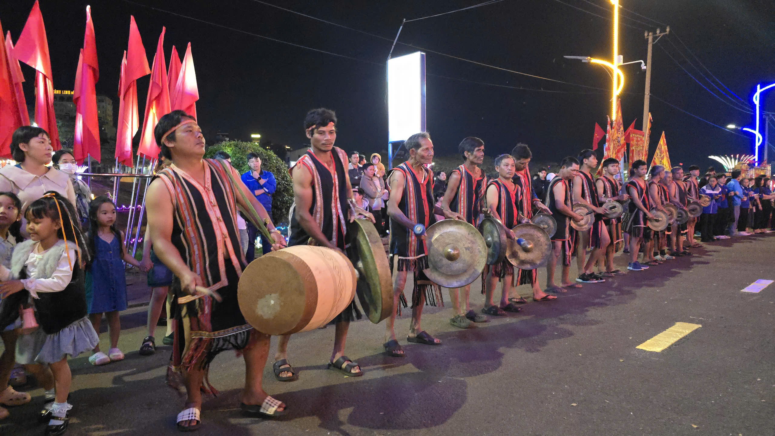 Phố đêm Chợ Nhỏ - mô hình kinh tế đêm lần đầu tổ chức tại Gia Lai- Ảnh 10. Phố đêm Chợ Nhỏ - mô hình kinh tế đêm lần đầu tổ chức tại Gia Lai- Ảnh 10.