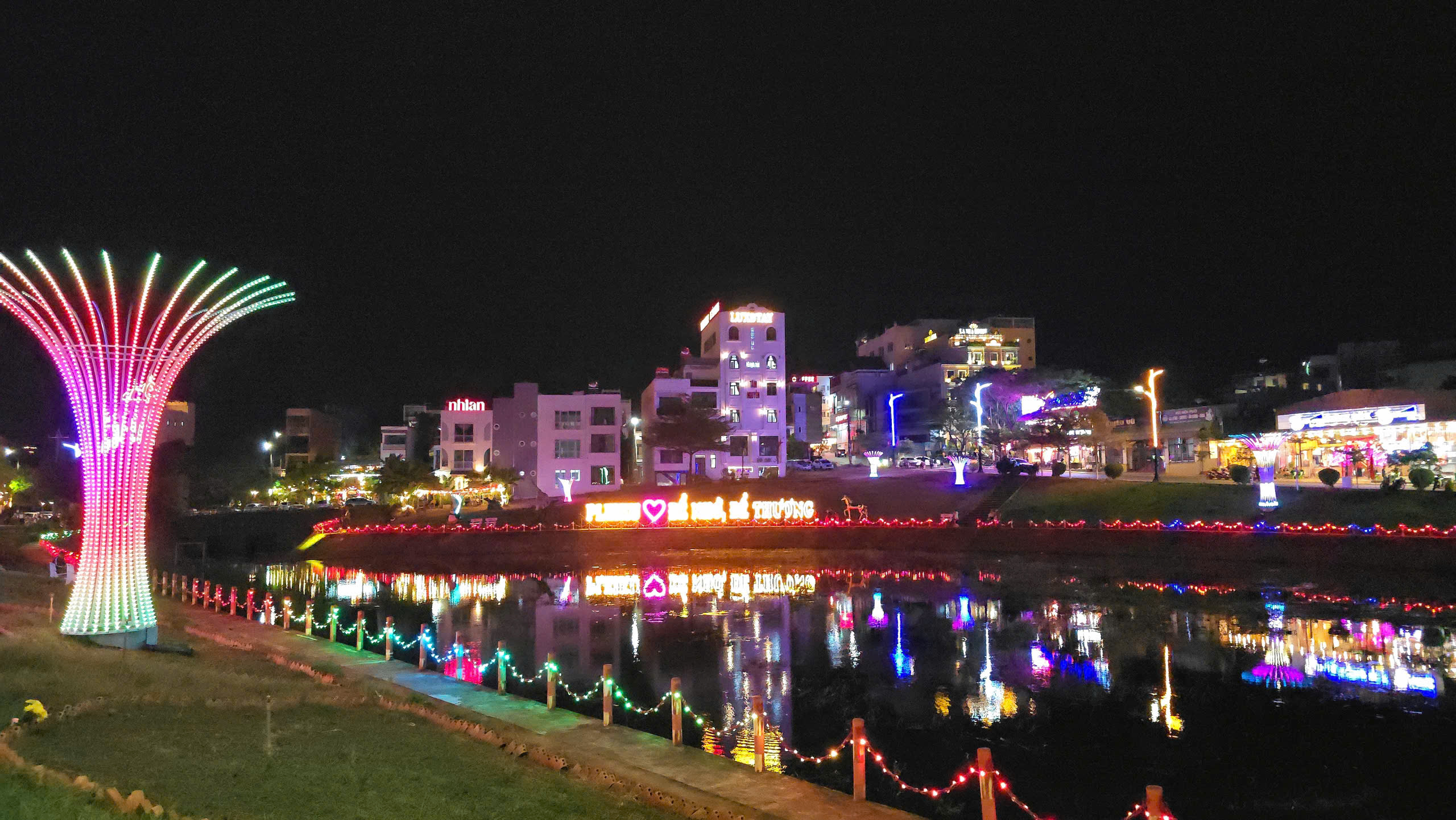 Phố đêm Chợ Nhỏ - mô hình kinh tế đêm lần đầu tổ chức tại Gia Lai- Ảnh 1. Phố đêm Chợ Nhỏ - mô hình kinh tế đêm lần đầu tổ chức tại Gia Lai- Ảnh 1.