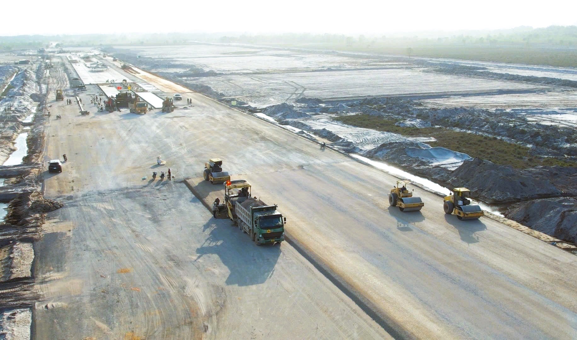 Rốt r&aacute;o thi c&ocirc;ng dự &aacute;n Cảng h&agrave;ng kh&ocirc;ng Quảng Trị- Ảnh 13.