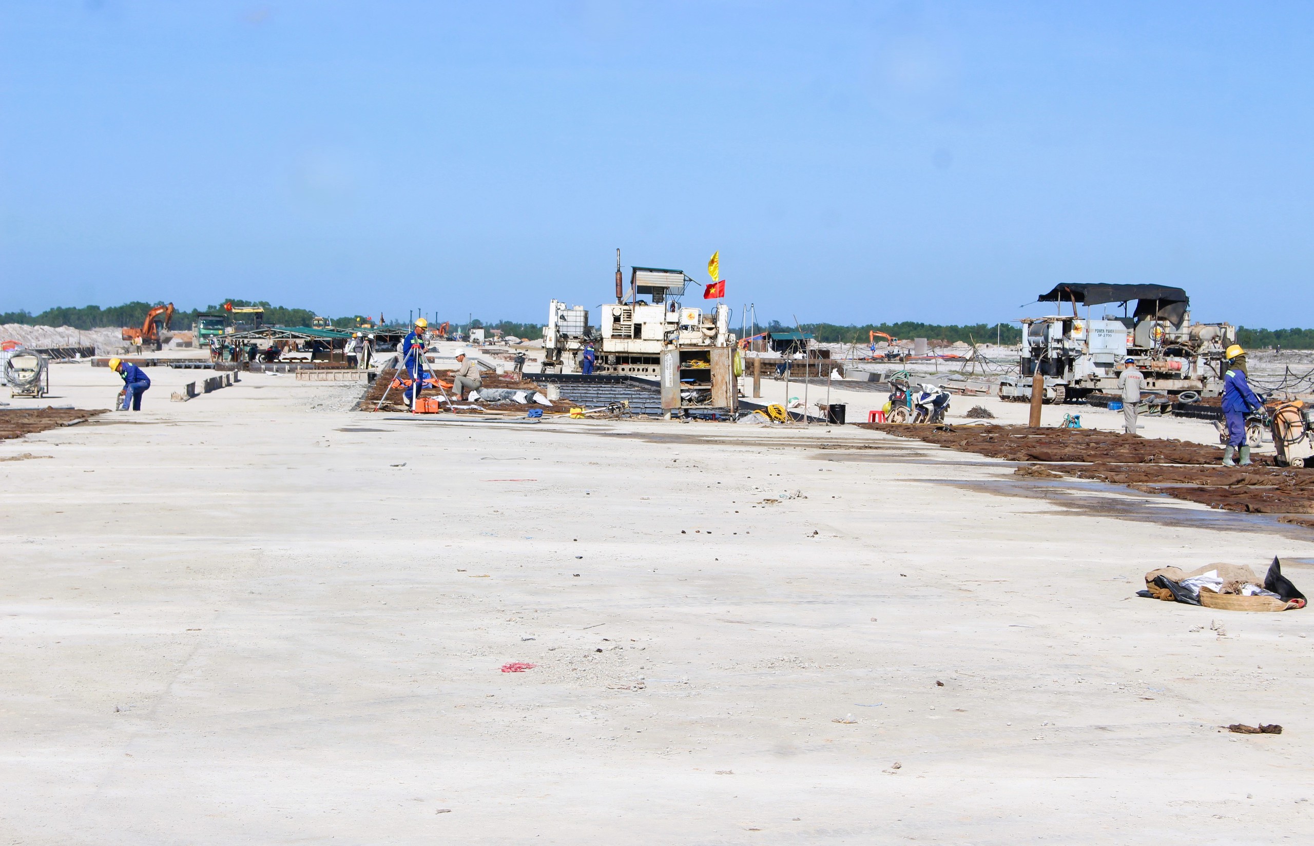 Rốt r&aacute;o thi c&ocirc;ng dự &aacute;n Cảng h&agrave;ng kh&ocirc;ng Quảng Trị- Ảnh 6.