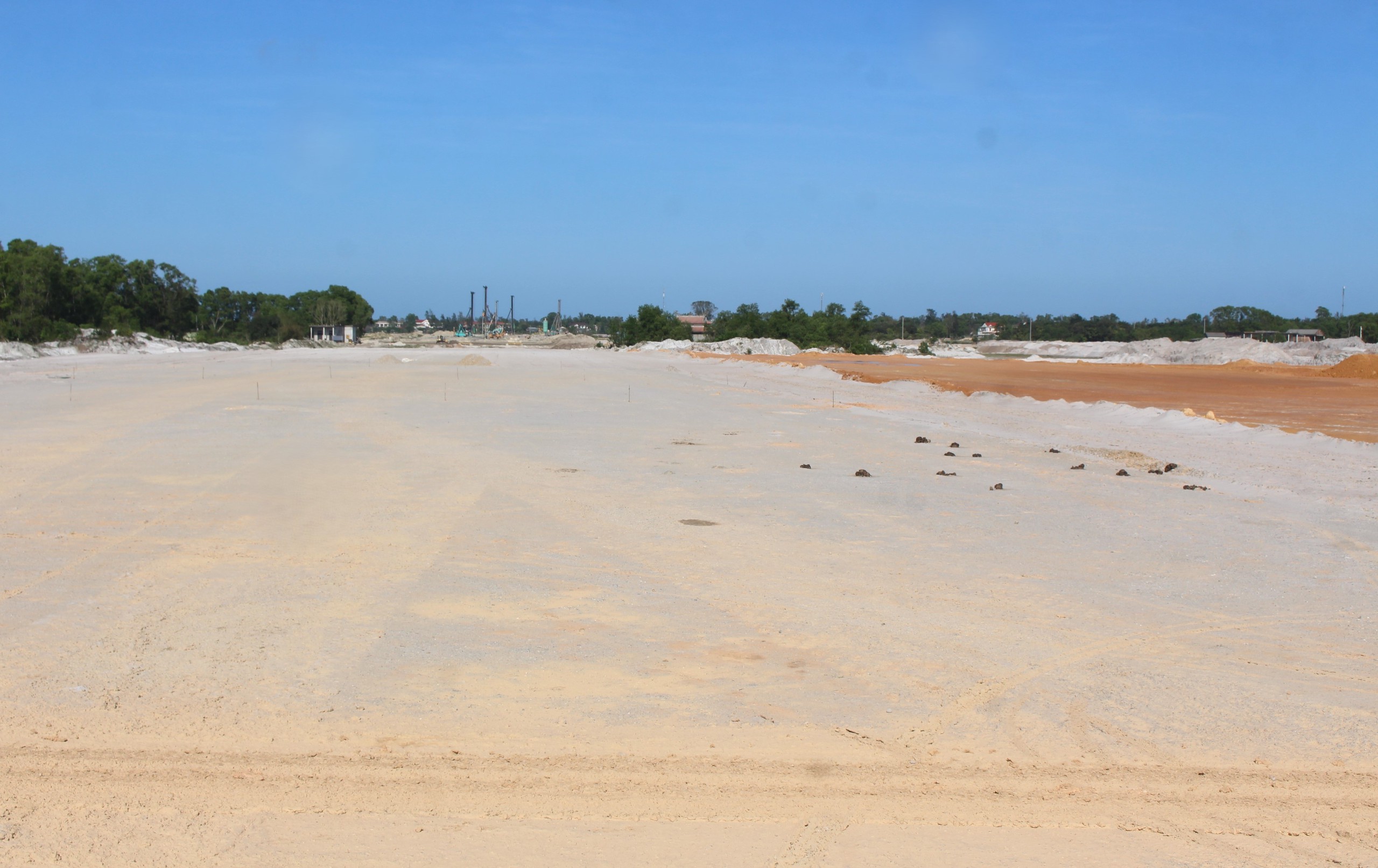 Rốt r&aacute;o thi c&ocirc;ng dự &aacute;n Cảng h&agrave;ng kh&ocirc;ng Quảng Trị- Ảnh 9.