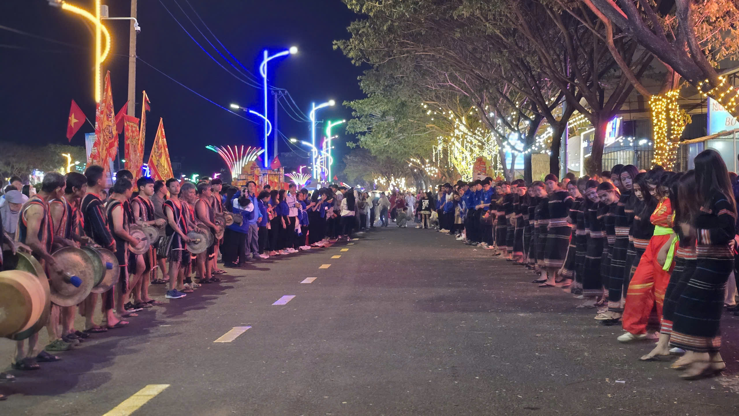 Phố đêm Chợ Nhỏ - mô hình kinh tế đêm lần đầu tổ chức tại Gia Lai- Ảnh 11. Phố đêm Chợ Nhỏ - mô hình kinh tế đêm lần đầu tổ chức tại Gia Lai- Ảnh 11.