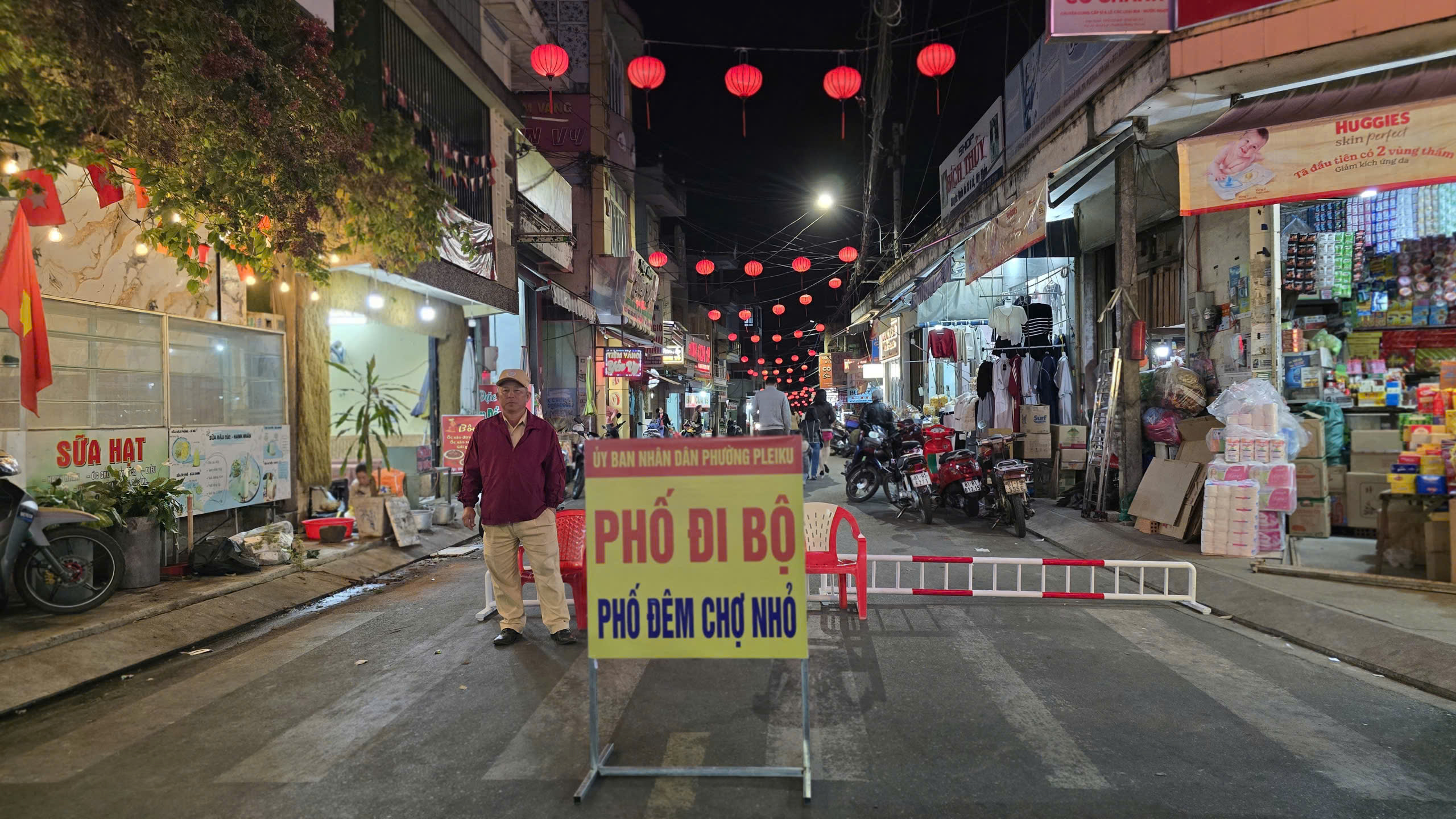 Phố đêm Chợ Nhỏ - mô hình kinh tế đêm lần đầu tổ chức tại Gia Lai- Ảnh 2. Phố đêm Chợ Nhỏ - mô hình kinh tế đêm lần đầu tổ chức tại Gia Lai- Ảnh 2.