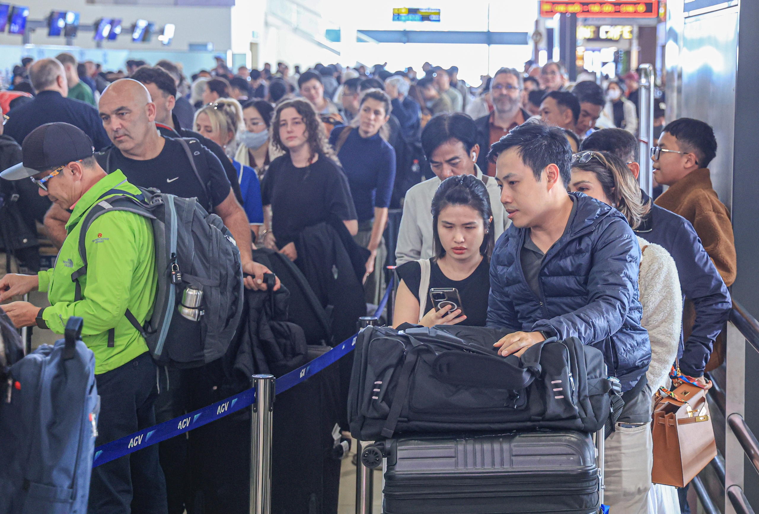 S&acirc;n bay Nội B&agrave;i chật k&iacute;n kh&aacute;ch trong ng&agrave;y cao điểm nhất kỳ nghỉ Tết Dương lịch 2026- Ảnh 4.