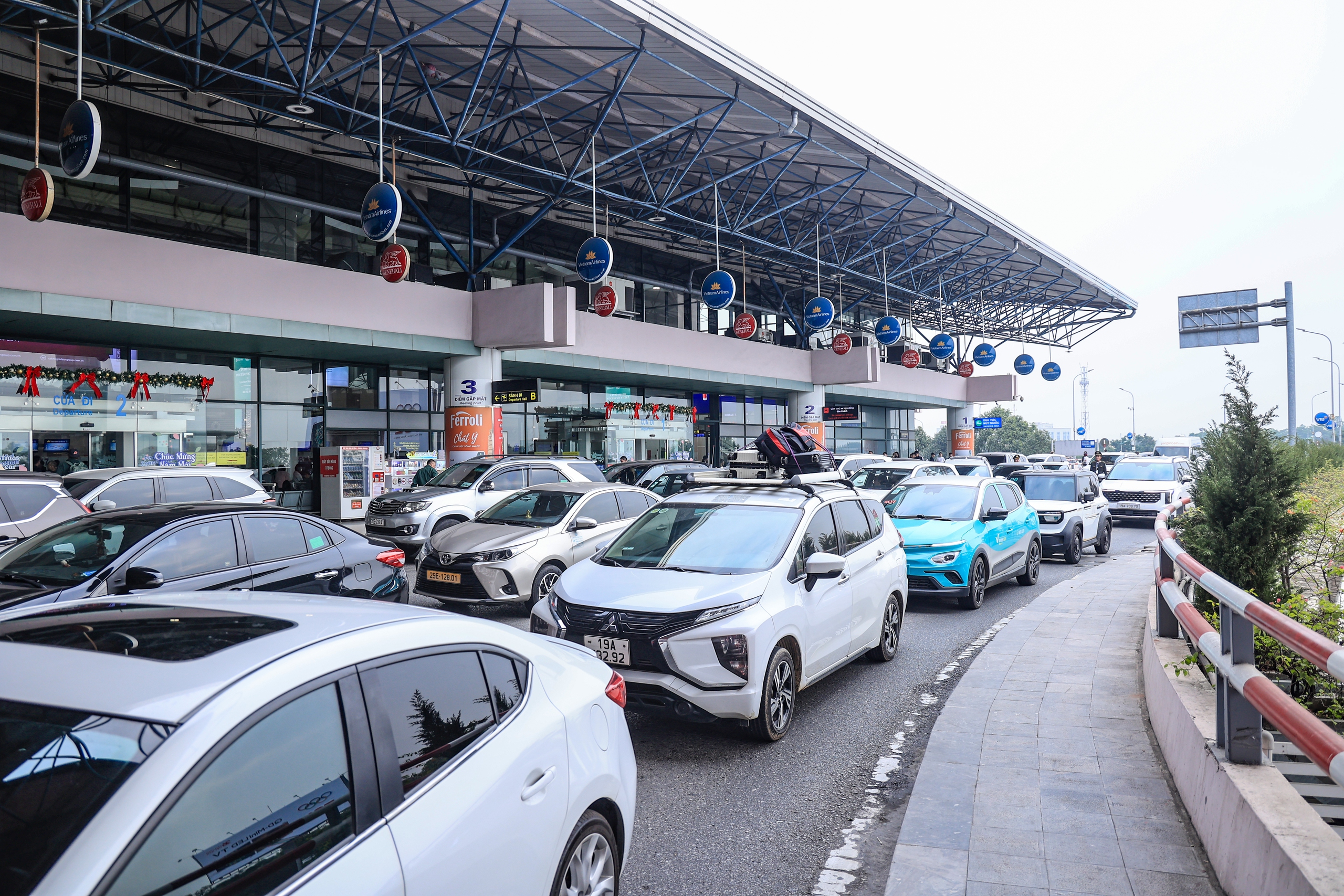 S&acirc;n bay Nội B&agrave;i chật k&iacute;n kh&aacute;ch trong ng&agrave;y cao điểm nhất kỳ nghỉ Tết Dương lịch 2026- Ảnh 10.