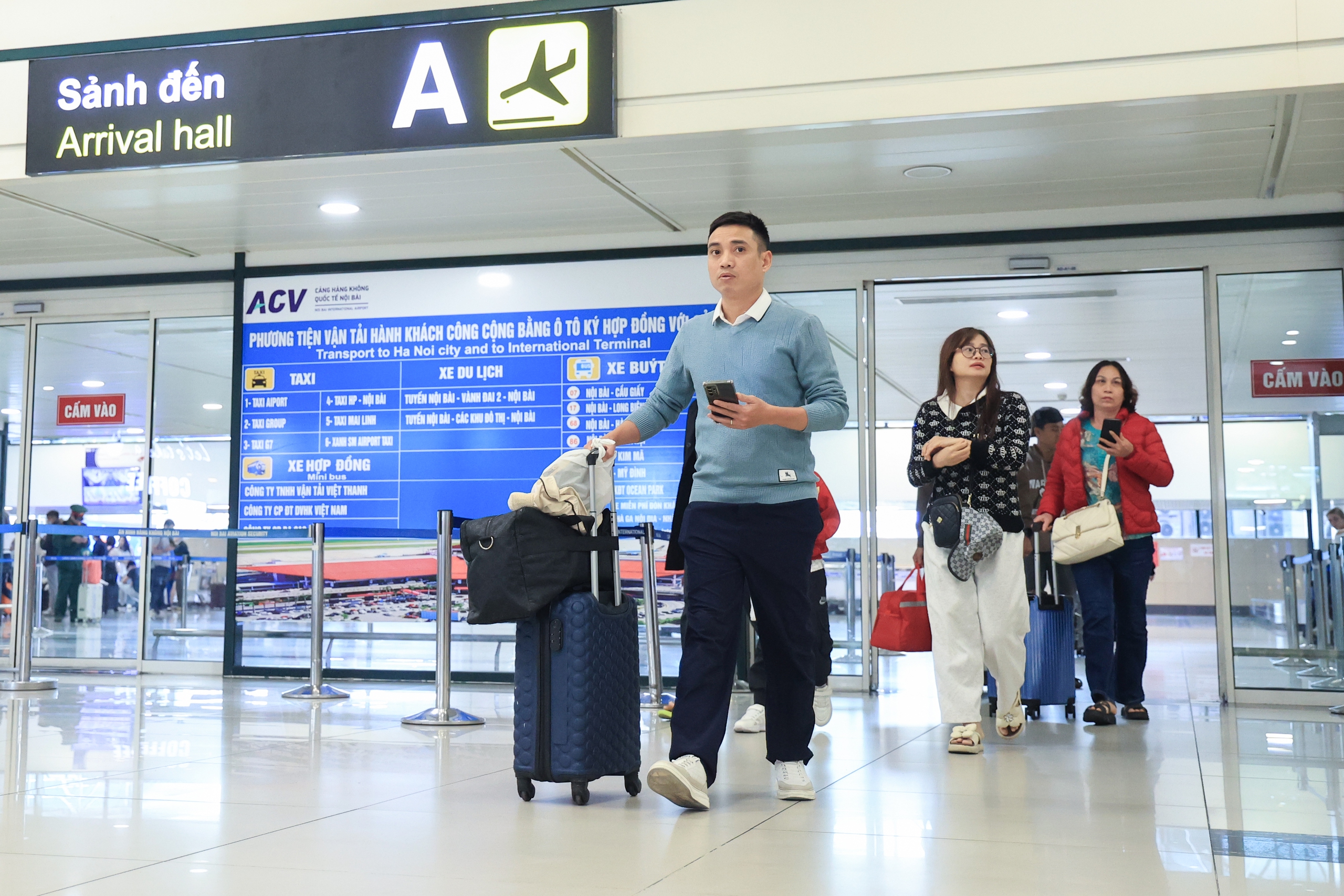 S&acirc;n bay Nội B&agrave;i chật k&iacute;n kh&aacute;ch trong ng&agrave;y cao điểm nhất kỳ nghỉ Tết Dương lịch 2026- Ảnh 9.